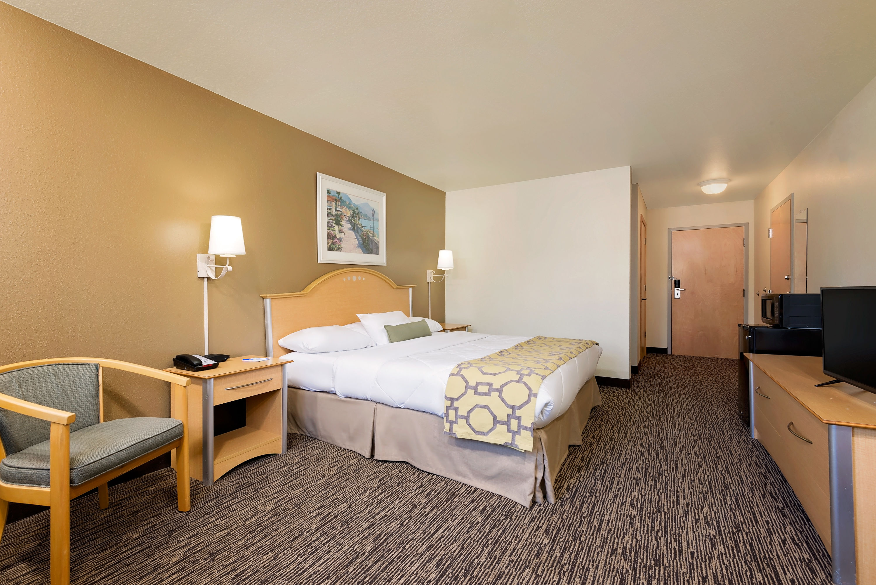 Guest room at the Baymont by Wyndham Lawrenceburg in Lawrenceburg, Indiana