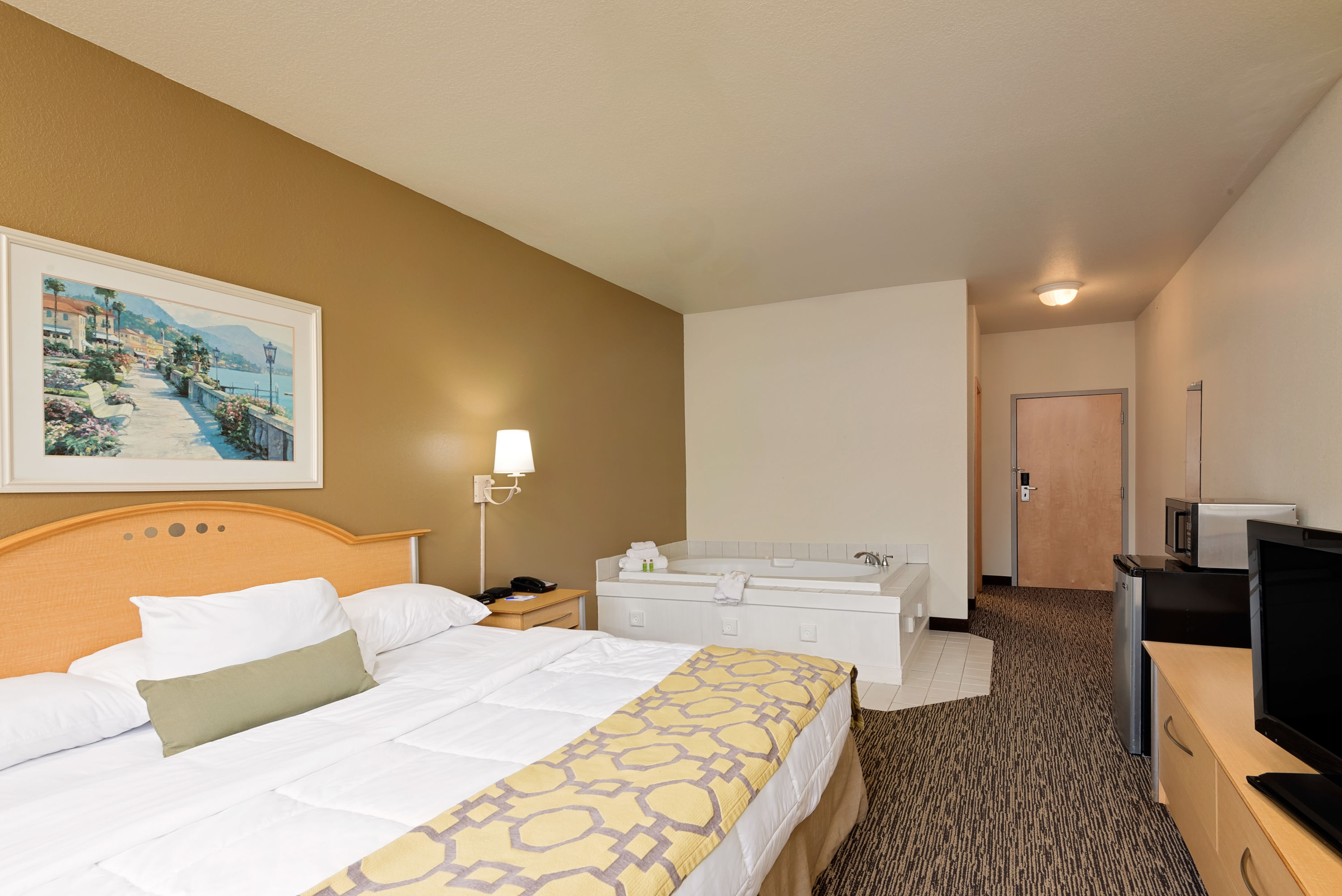 Guest room at the Baymont by Wyndham Lawrenceburg in Lawrenceburg, Indiana