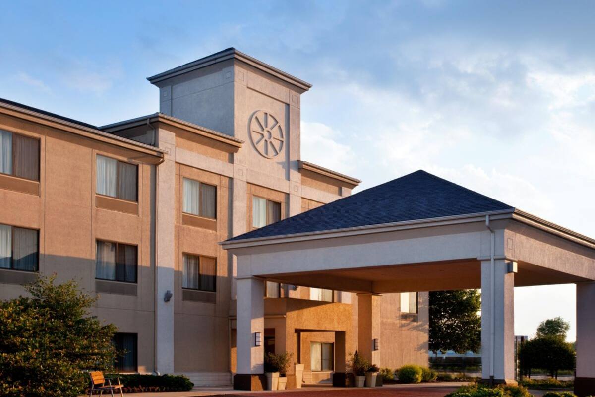 Baymont Inn Suites Merrillville Hotels In 46410 Exterior Of Baymont Inn Suites Merrillville Hotel In Indiana