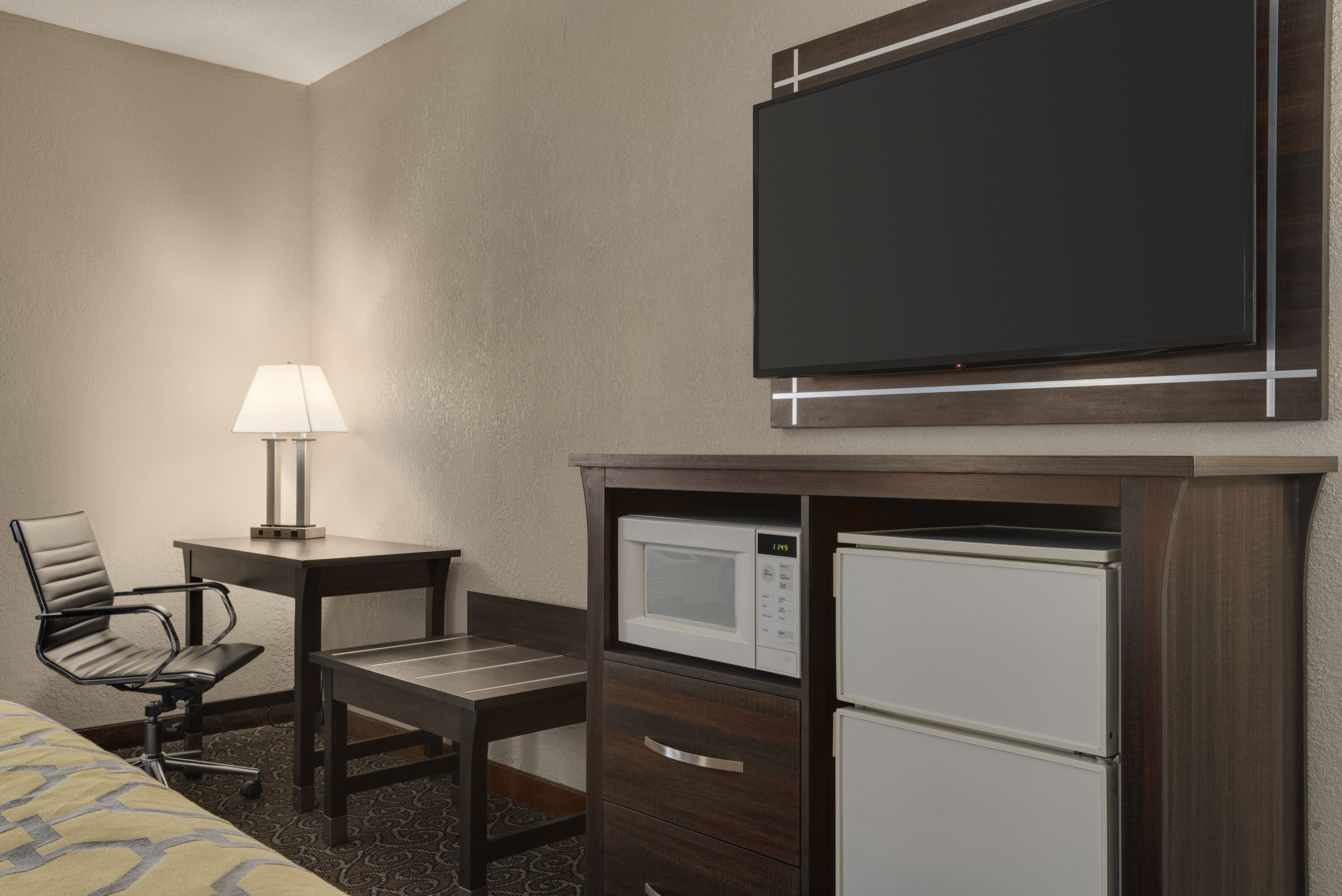 Guest room at the Baymont by Wyndham Muncie Near Ball State University in Muncie, Indiana