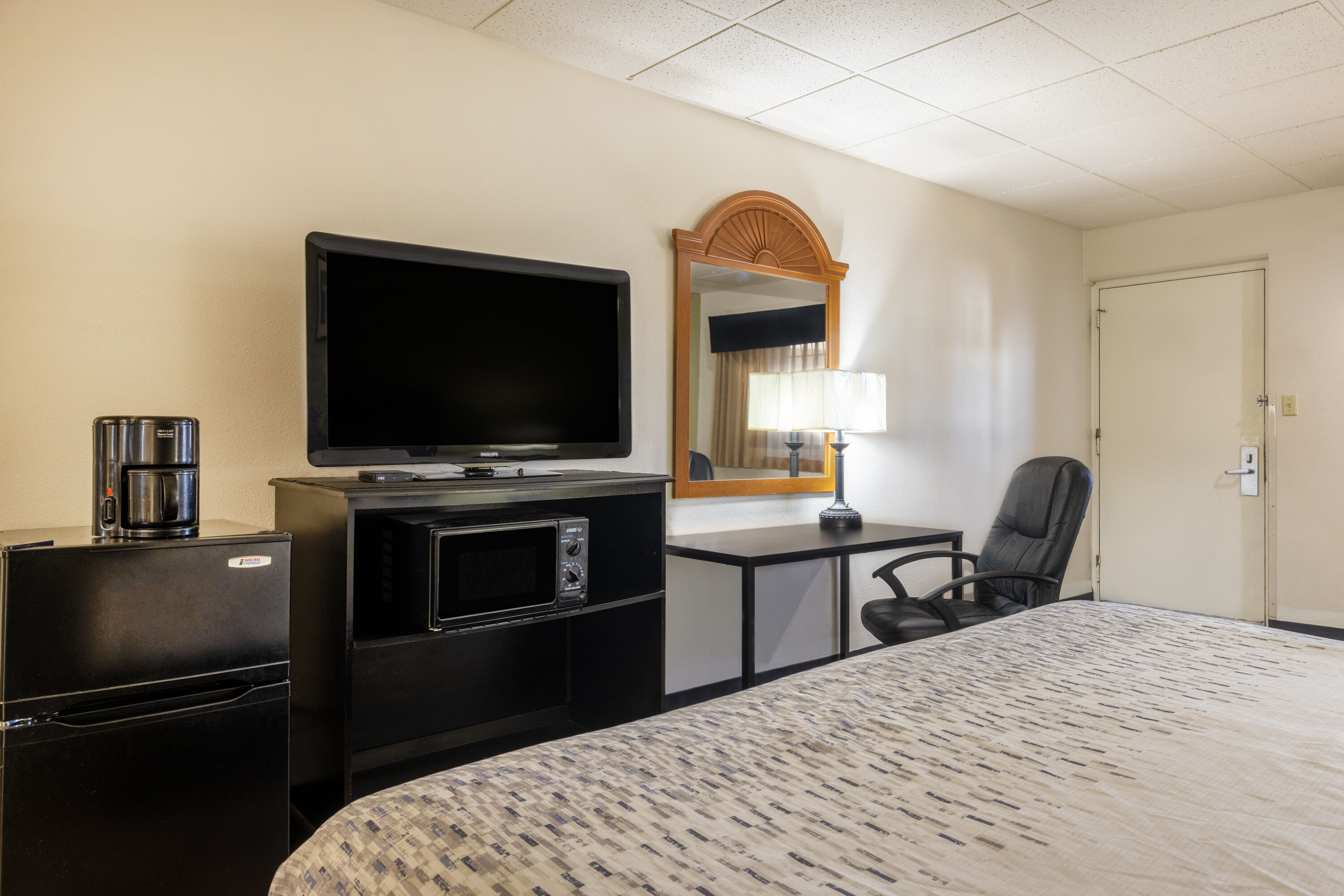 Guest room at the Baymont by Wyndham El Dorado in El Dorado, Kansas