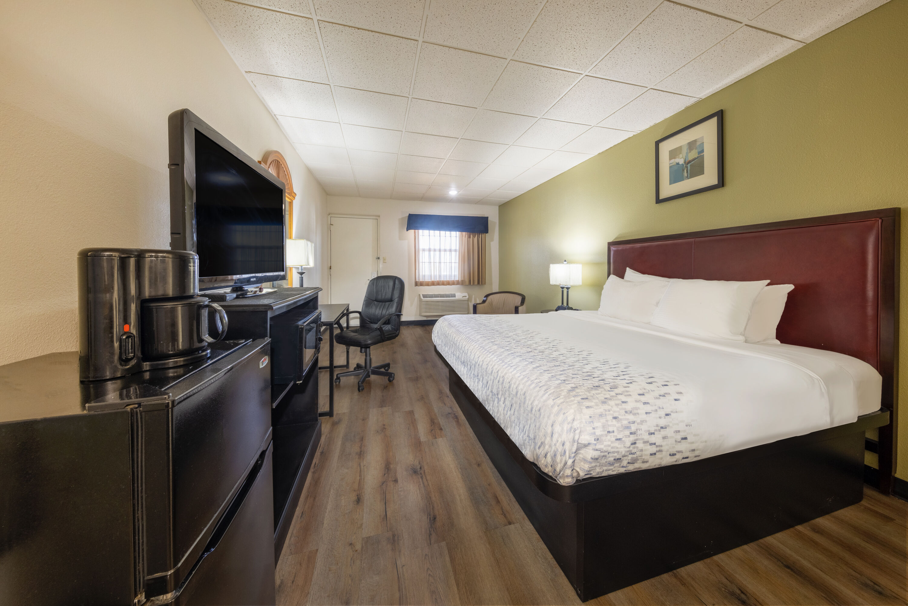 Guest room at the Baymont by Wyndham El Dorado in El Dorado, Kansas