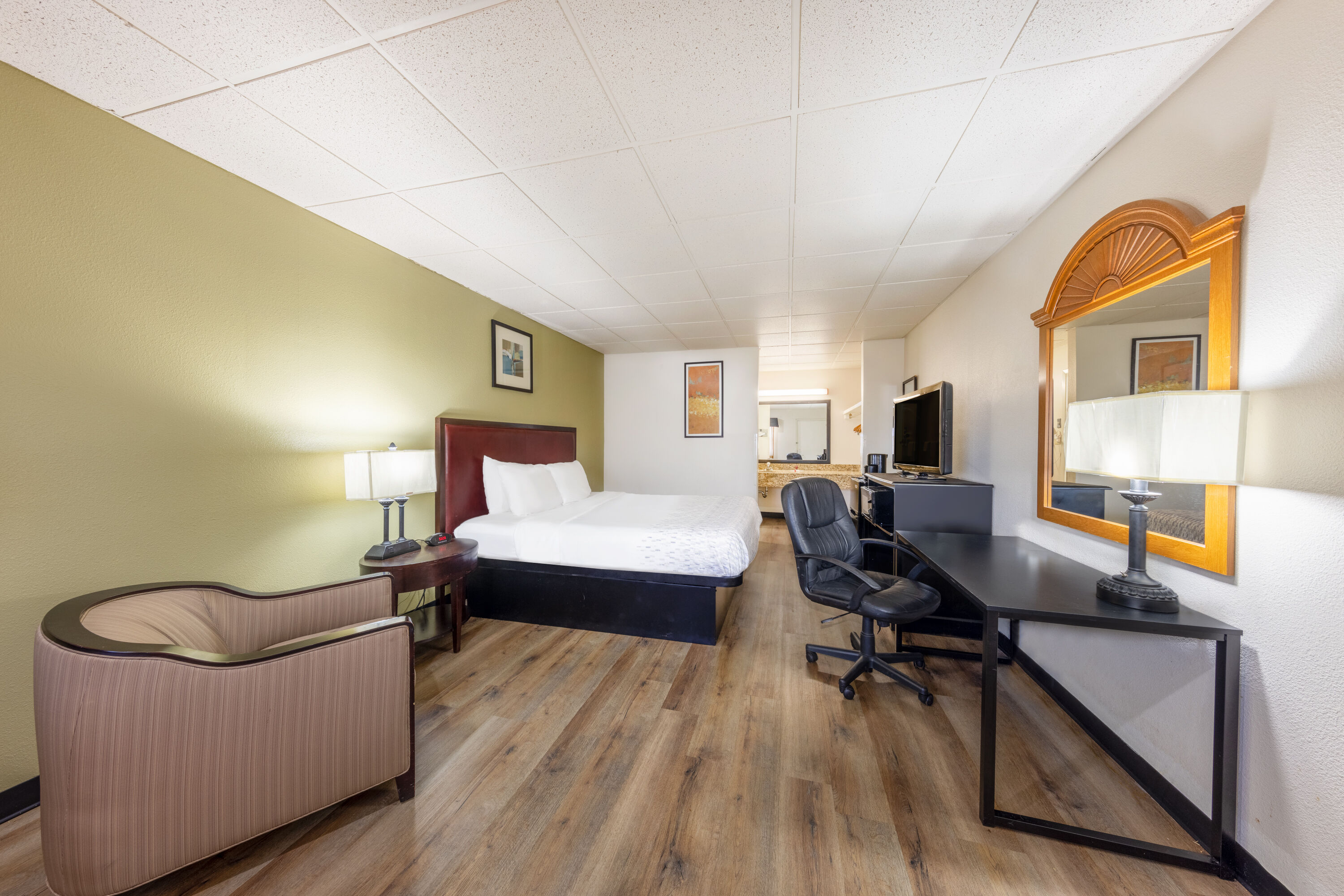 Guest room at the Baymont by Wyndham El Dorado in El Dorado, Kansas