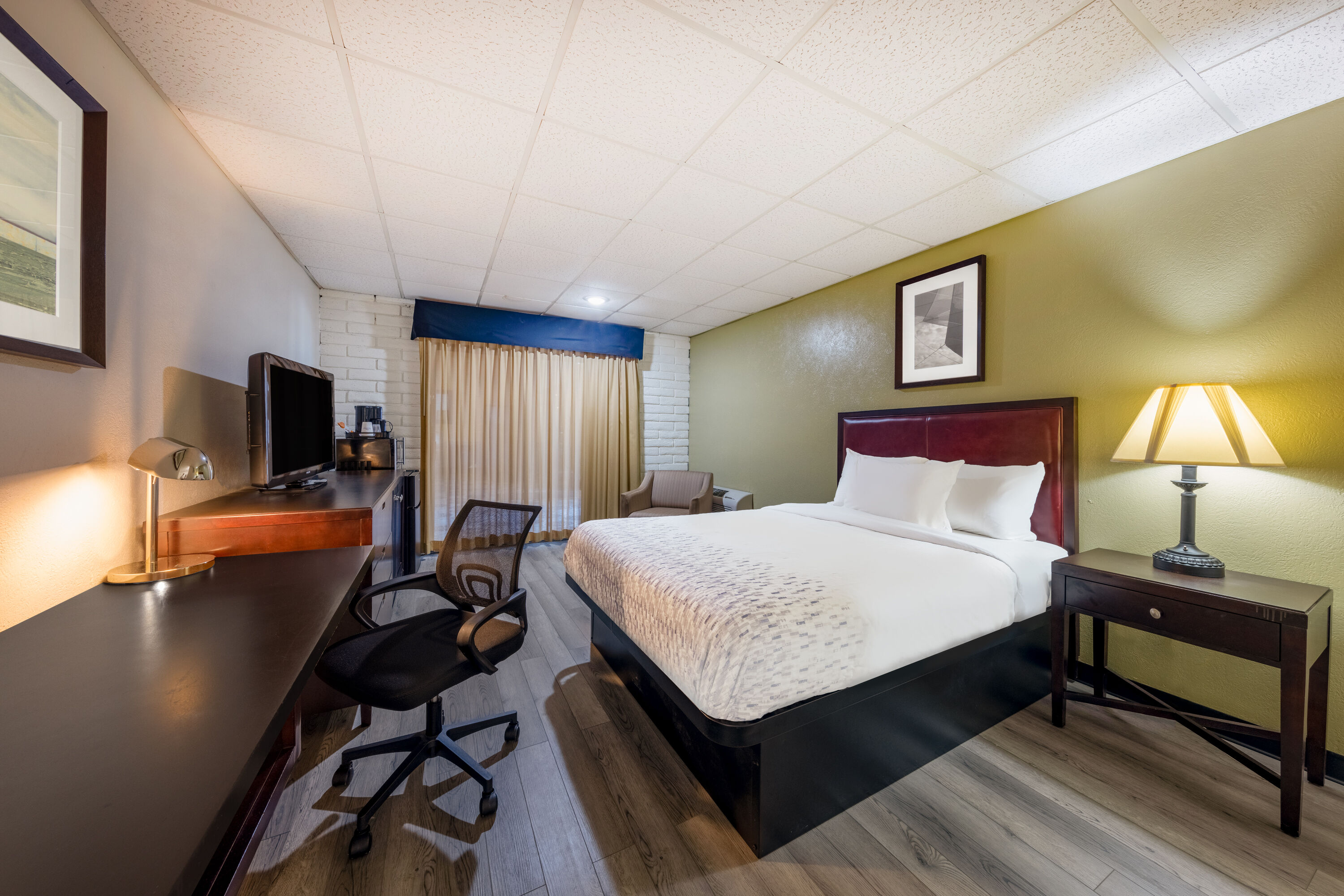 Guest room at the Baymont by Wyndham El Dorado in El Dorado, Kansas