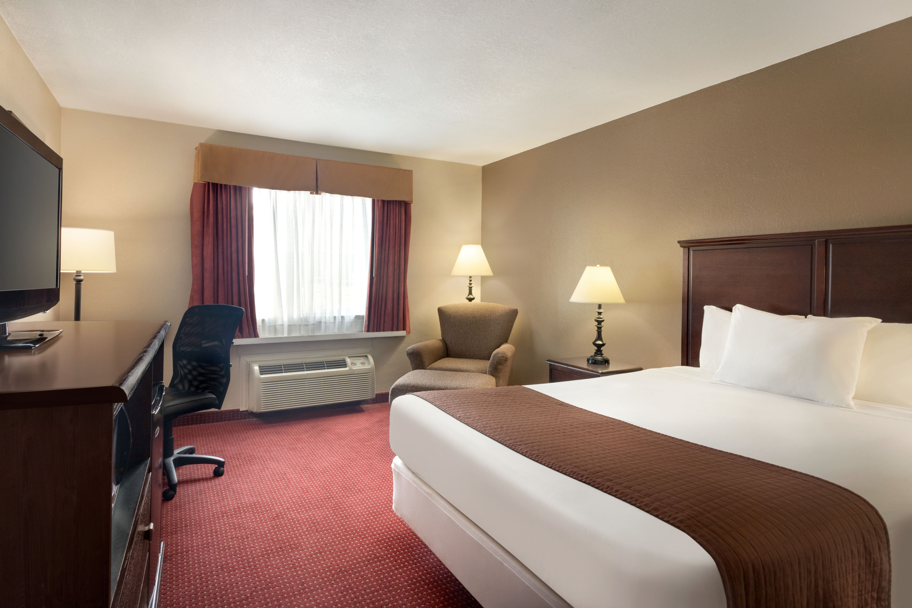 Guest room at the Baymont by Wyndham Kansas City KU Medical Center in Kansas City, Kansas