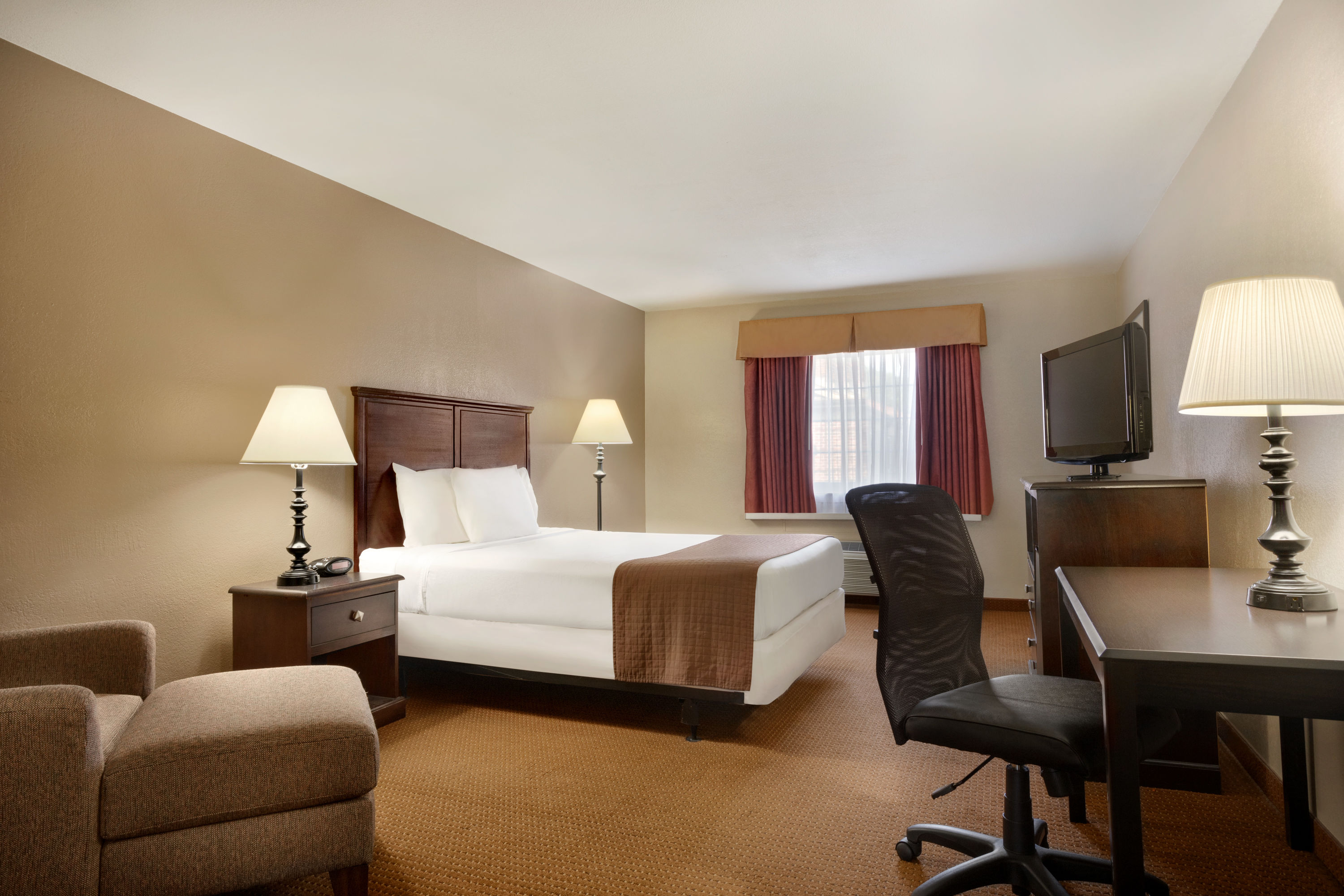 Guest room at the Baymont by Wyndham Kansas City KU Medical Center in Kansas City, Kansas