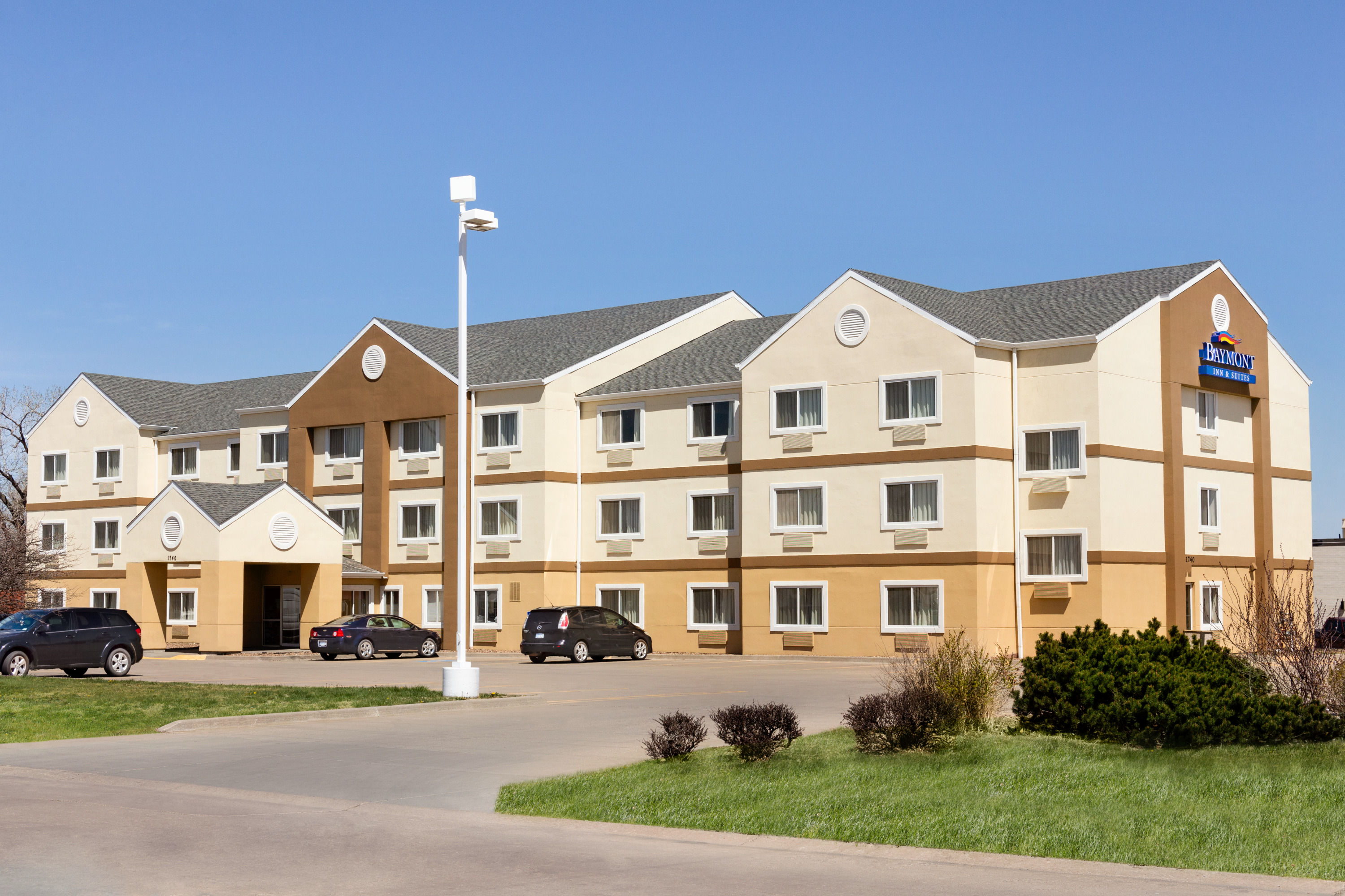 Exterior of Baymont by Wyndham Salina hotel in Salina, Kansas