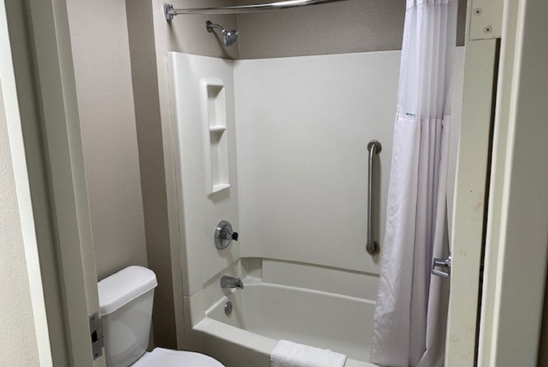 Guest room bath at the Baymont by Wyndham Topeka in Topeka, Kansas