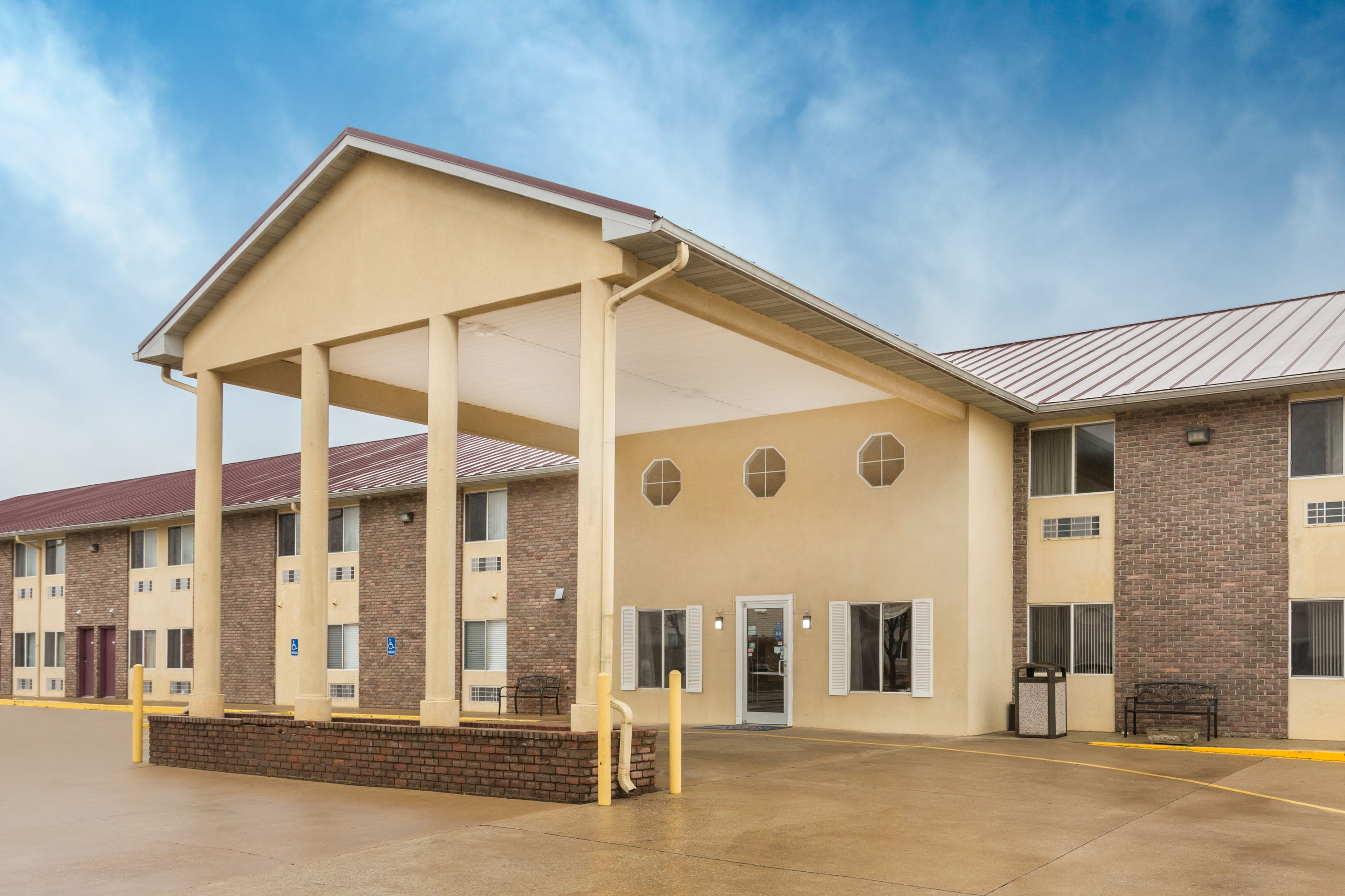Exterior Day Image of Baymont by Wyndham Bowling Green hotel in Bowling Green, Kentucky