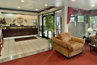 Baymont Inn & Suites Cave City hotel lobby in Cave City, Kentucky