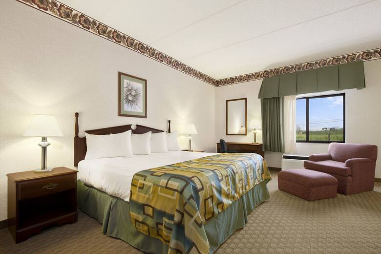 Baymont Inn & Suites Corbin suite in Corbin, Kentucky
