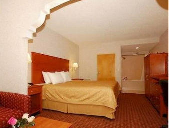 Guest room at the Baymont by Wyndham Franklin in Franklin, Kentucky