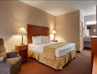 Guest room at the Baymont by Wyndham Franklin in Franklin, Kentucky