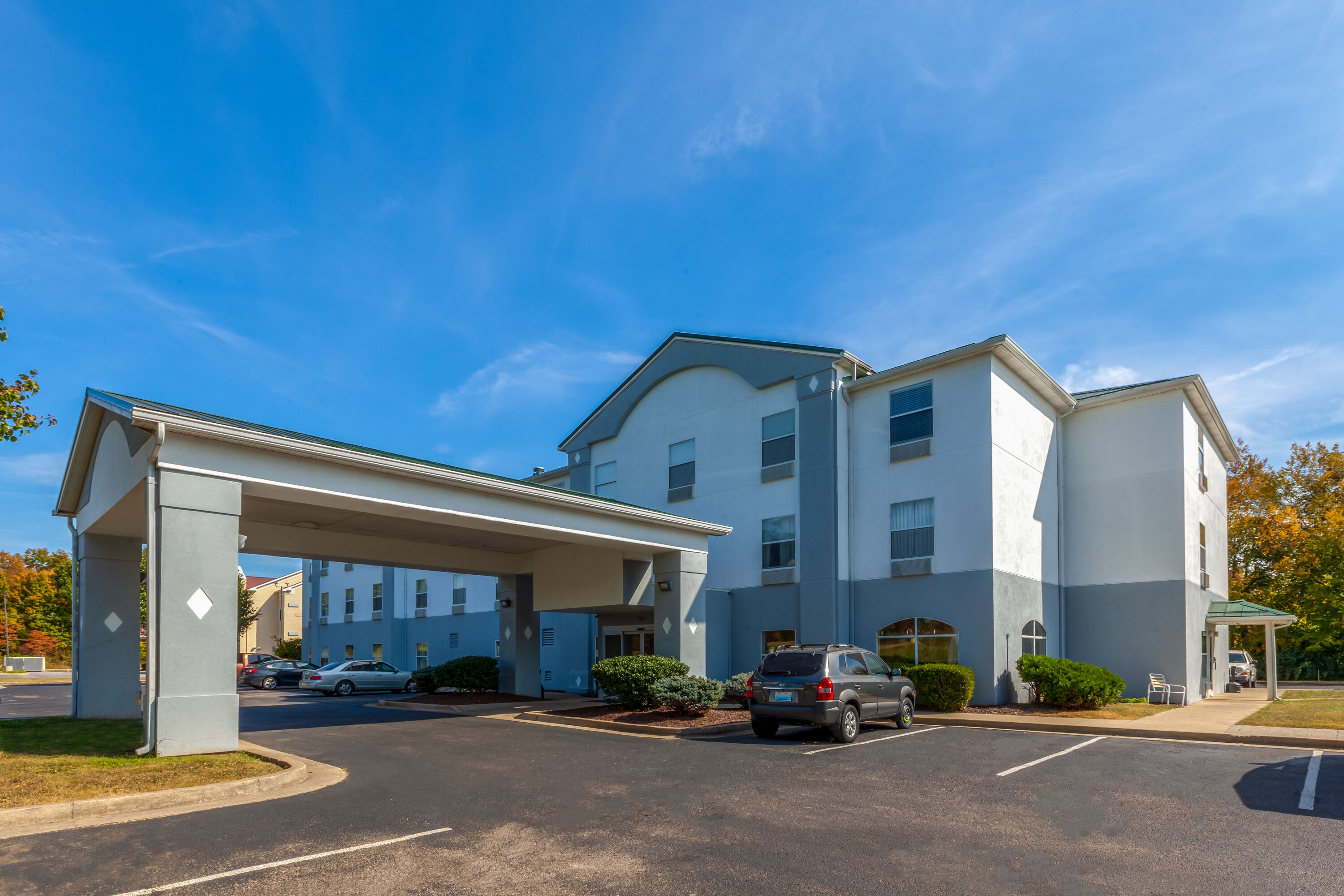 Exterior Day Image of Baymont by Wyndham La Grange KY Southeast hotel in La Grange, Kentucky