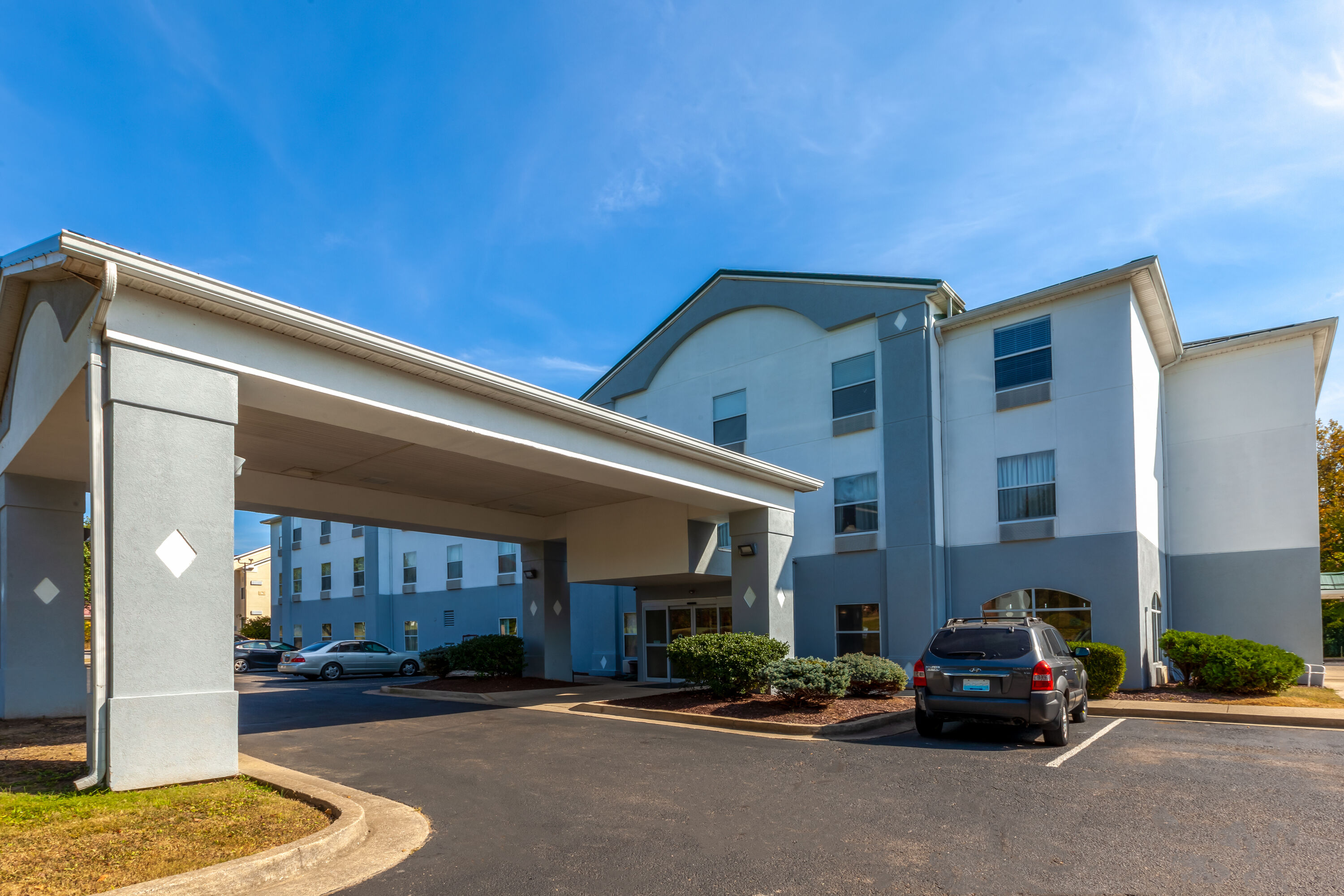 Exterior Day Image of Baymont by Wyndham La Grange KY Southeast hotel in La Grange, Kentucky