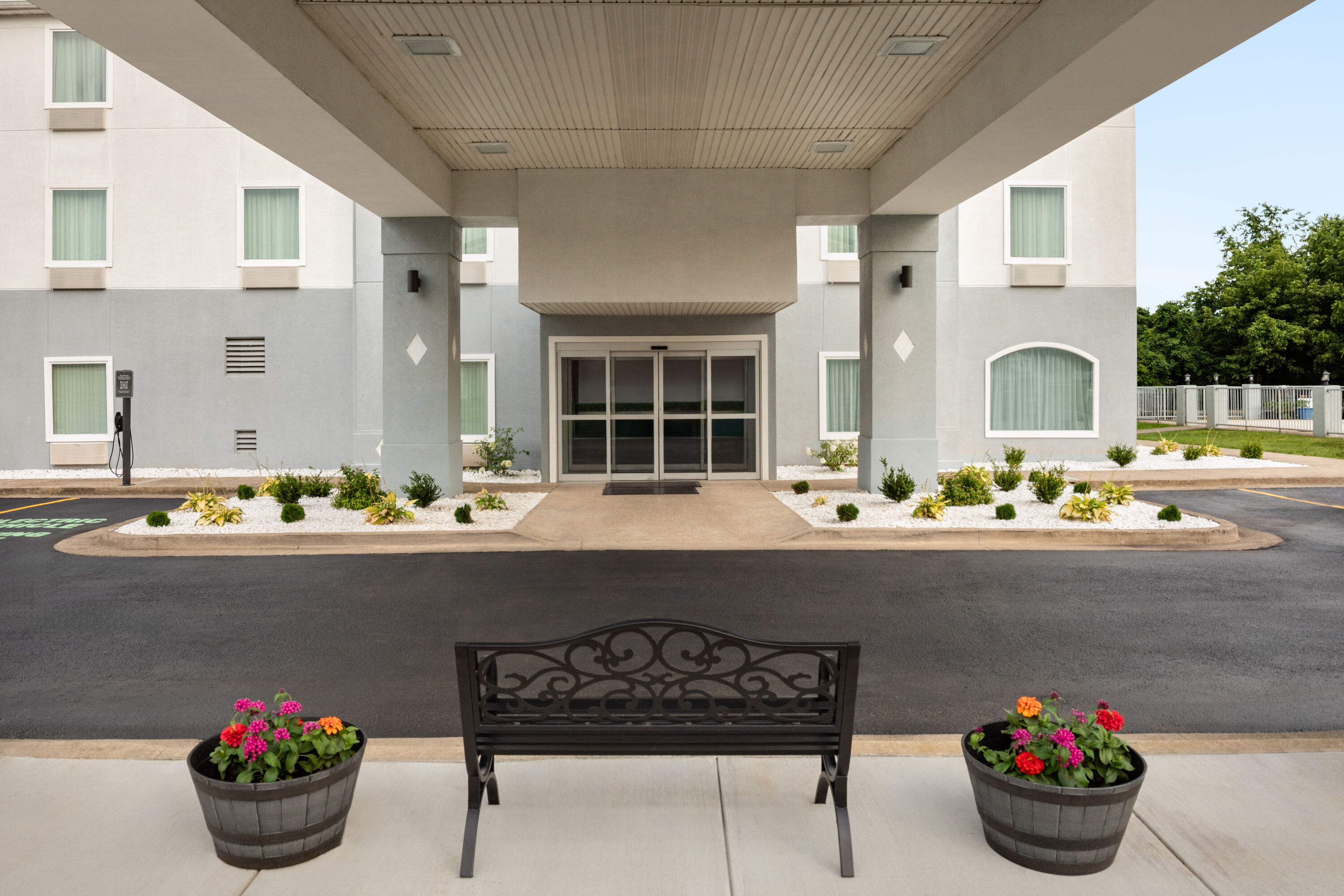 Exterior of Baymont by Wyndham La Grange KY Southeast hotel in La Grange, Kentucky