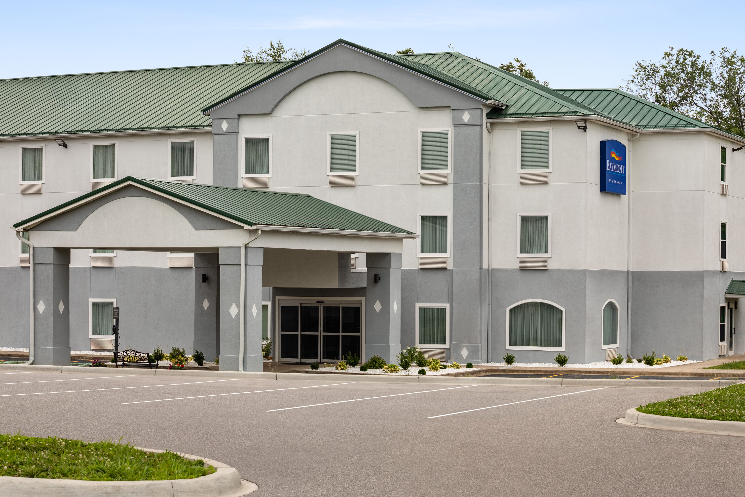 Exterior of Baymont by Wyndham La Grange KY Southeast hotel in La Grange, Kentucky