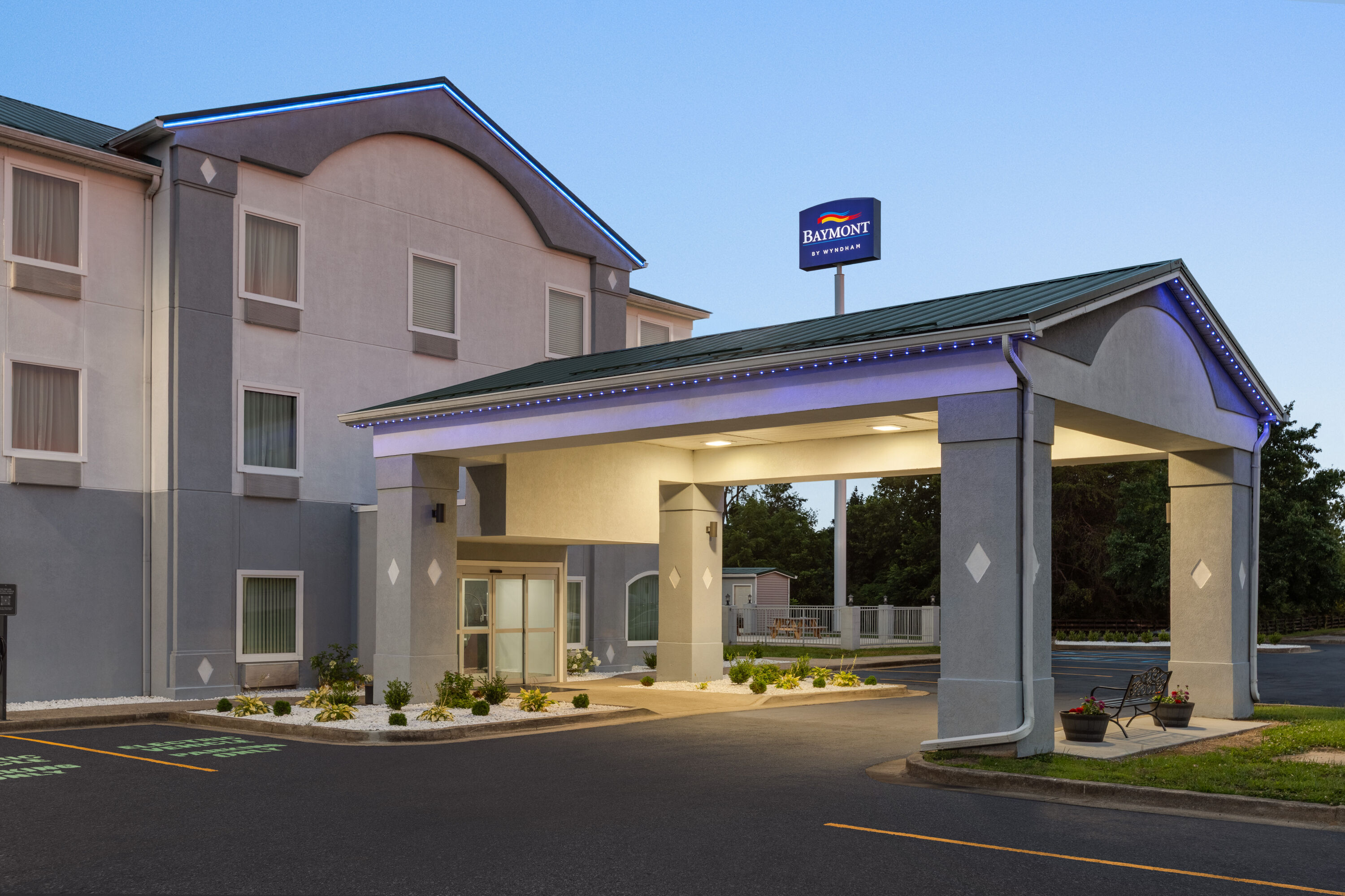 Exterior of Baymont by Wyndham La Grange KY Southeast hotel in La Grange, Kentucky