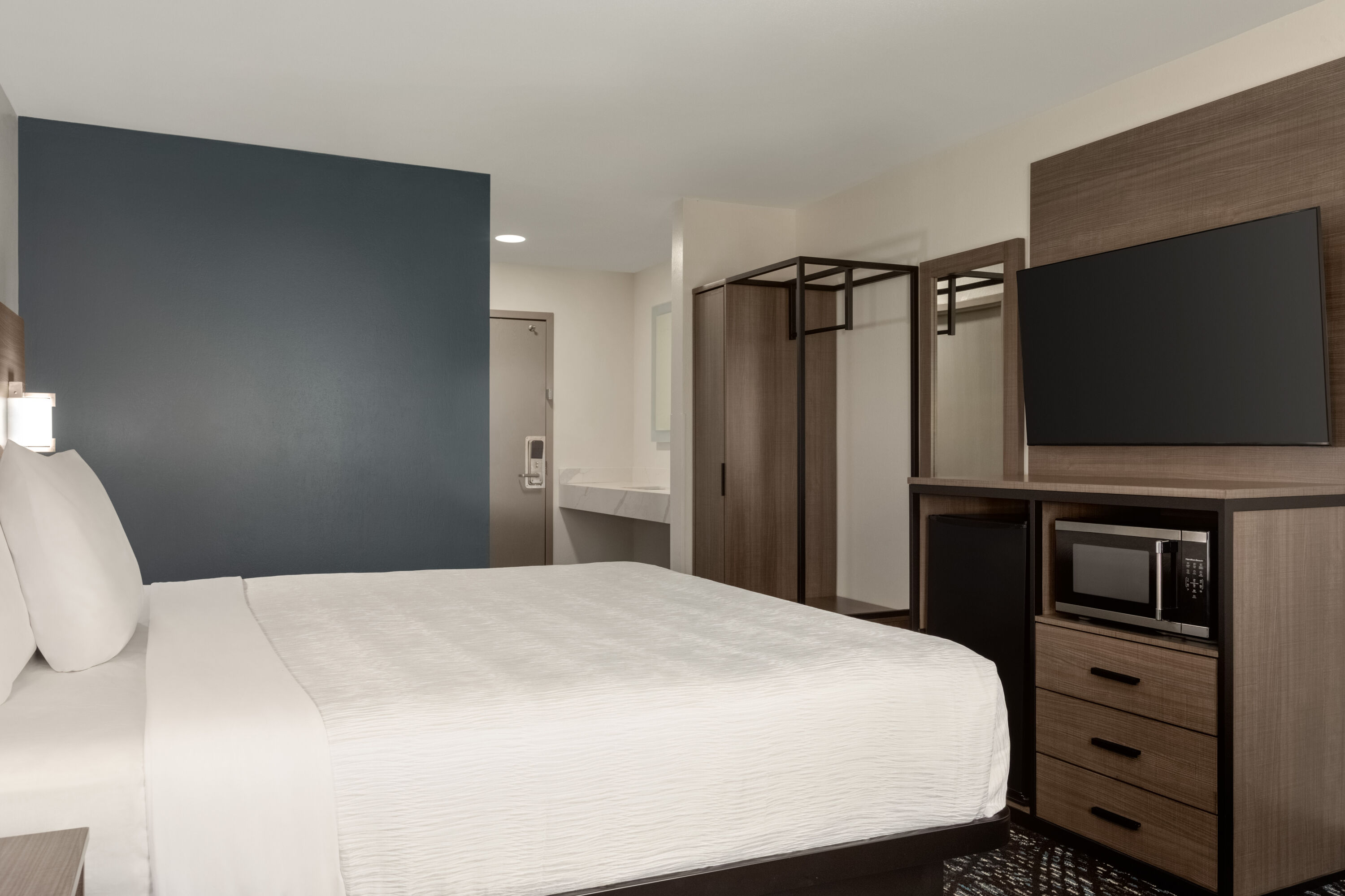 Guest room at the Baymont by Wyndham La Grange KY Southeast in La Grange, Kentucky