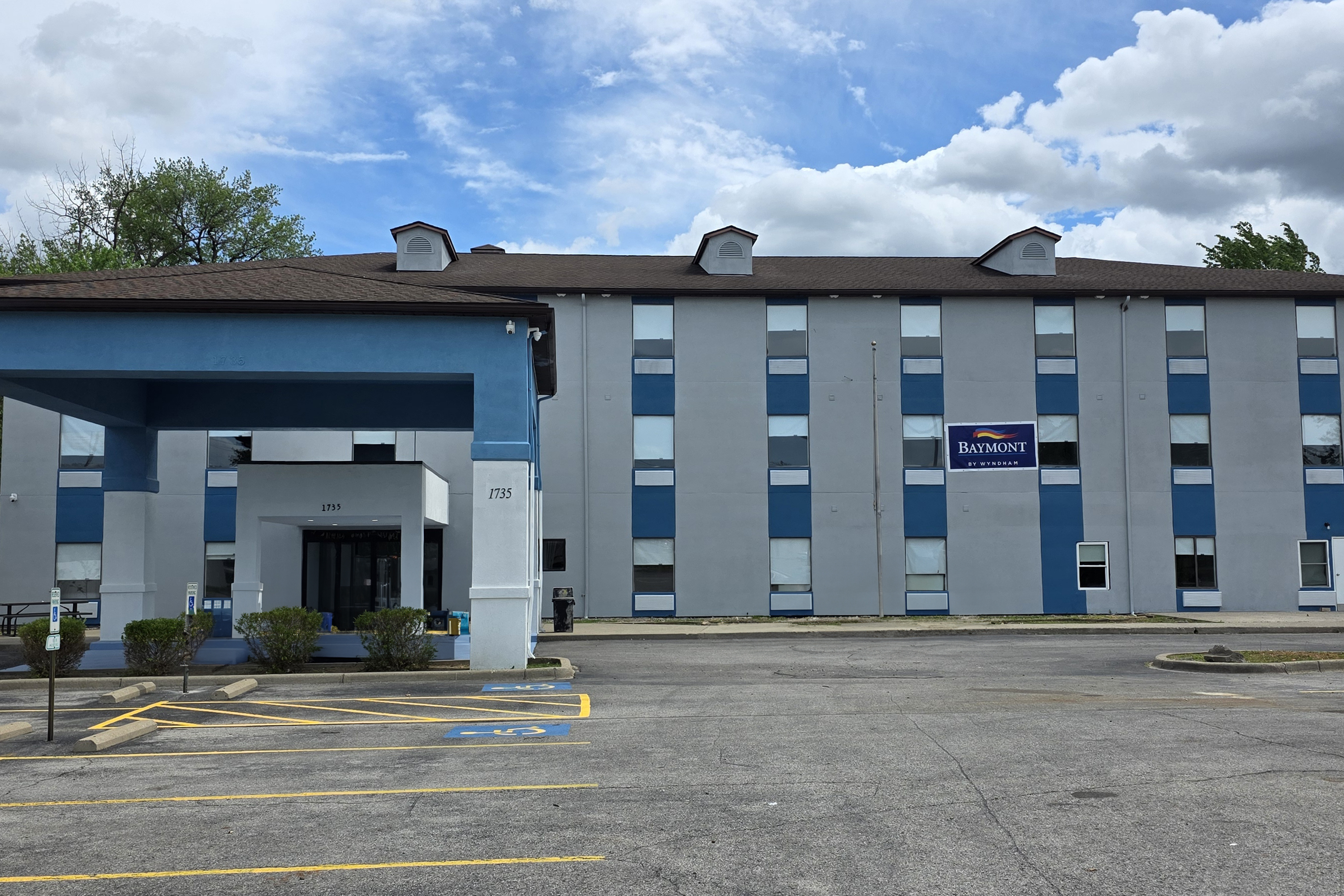 Exterior of Baymont by Wyndham Louisville Southwest hotel in Louisville, Kentucky