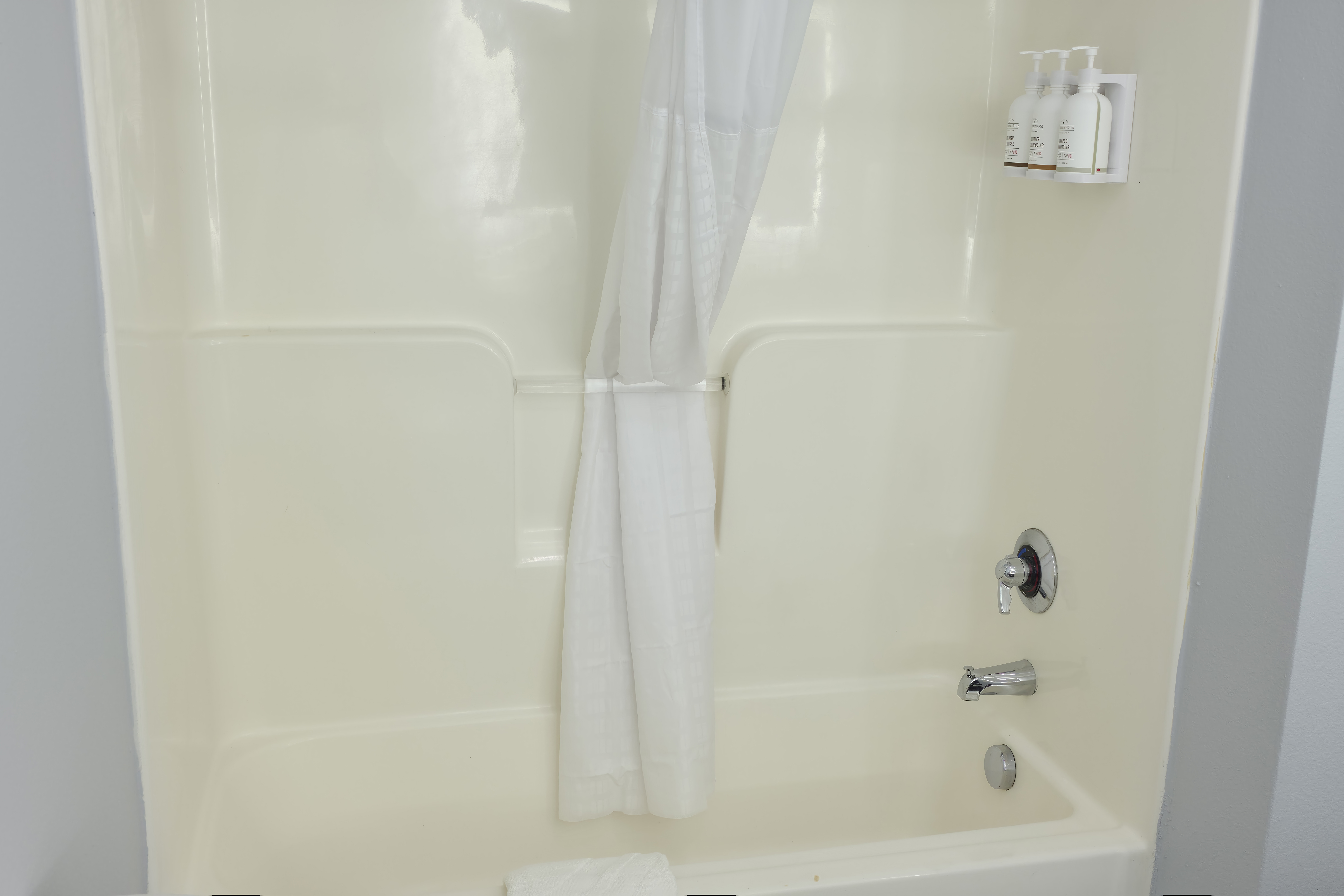 Guest room bath at the Baymont by Wyndham Louisville Southwest in Louisville, Kentucky