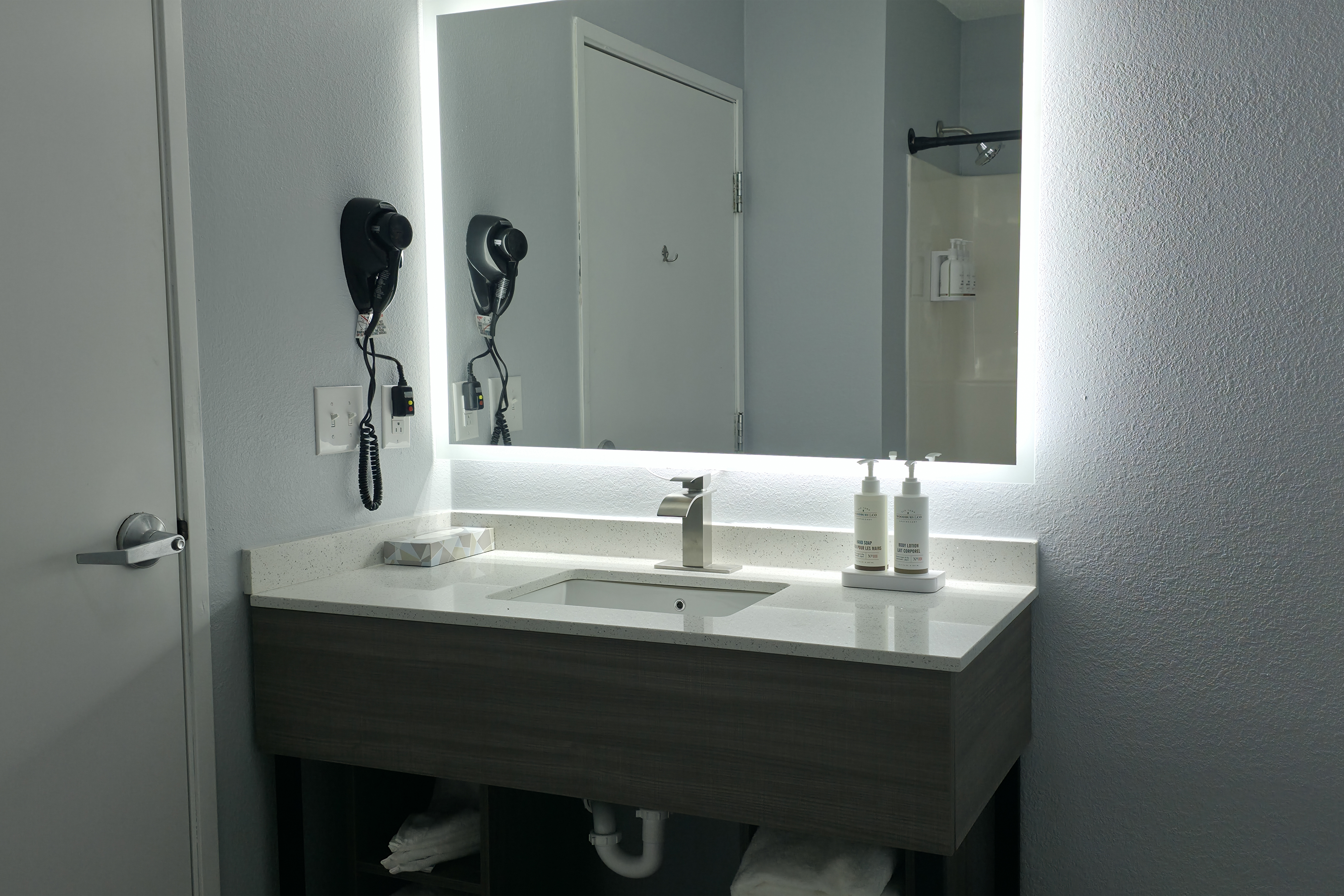 Guest room bath at the Baymont by Wyndham Louisville Southwest in Louisville, Kentucky