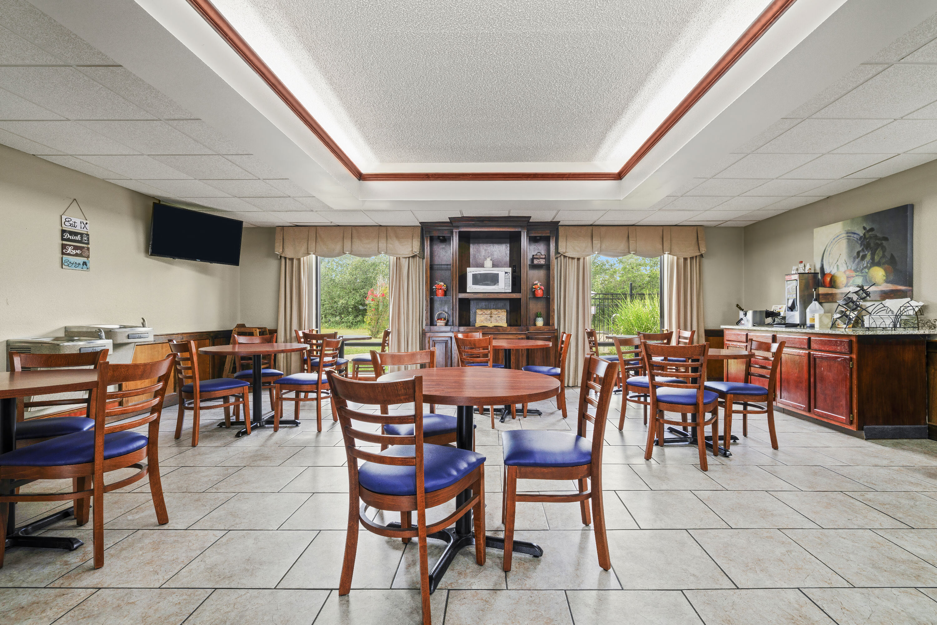 Baymont by Wyndham Madisonville restaurant breakfast area with seating in Madisonville, Kentucky