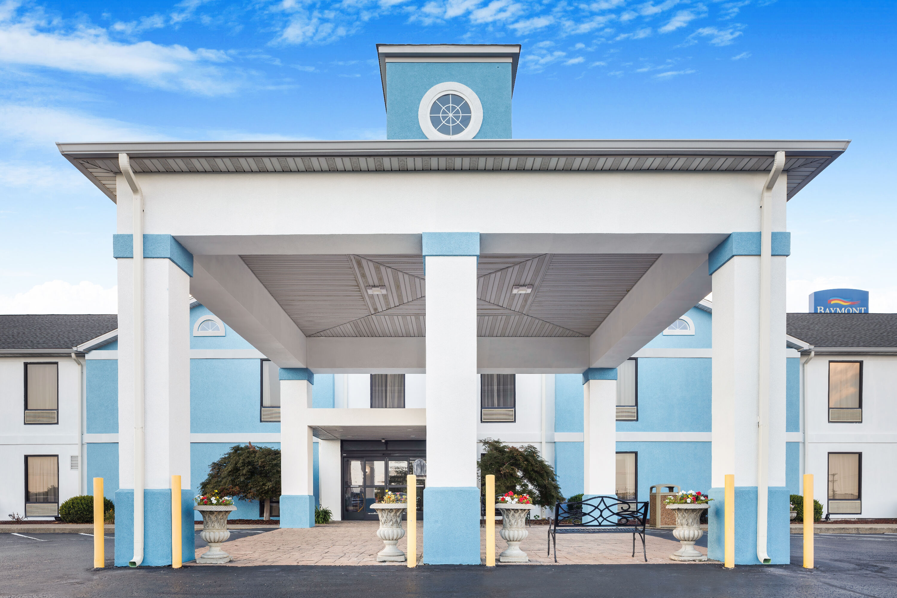 Exterior Day Image of Baymont by Wyndham Madisonville hotel in Madisonville, Kentucky