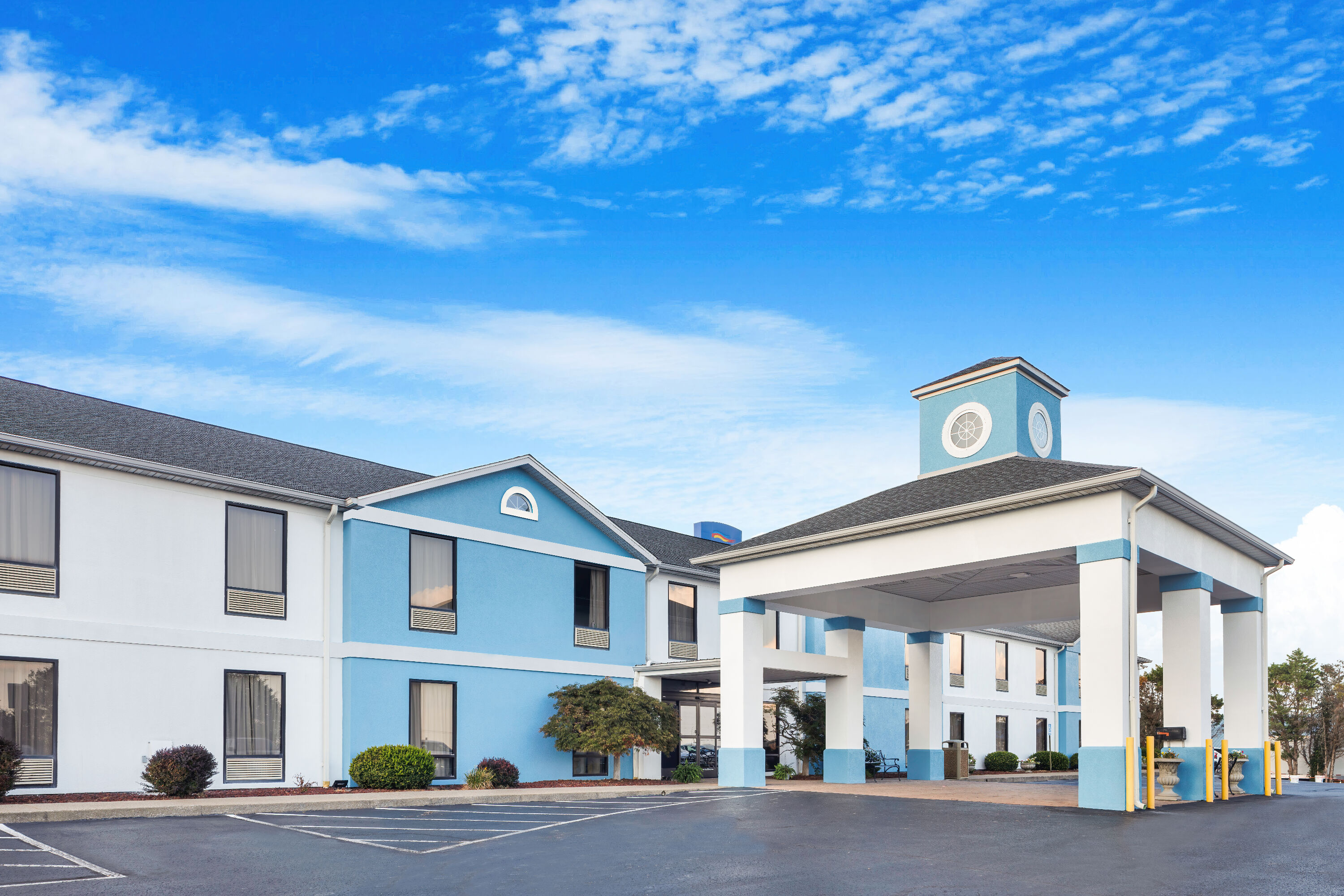 Exterior Day Image of Baymont by Wyndham Madisonville hotel in Madisonville, Kentucky
