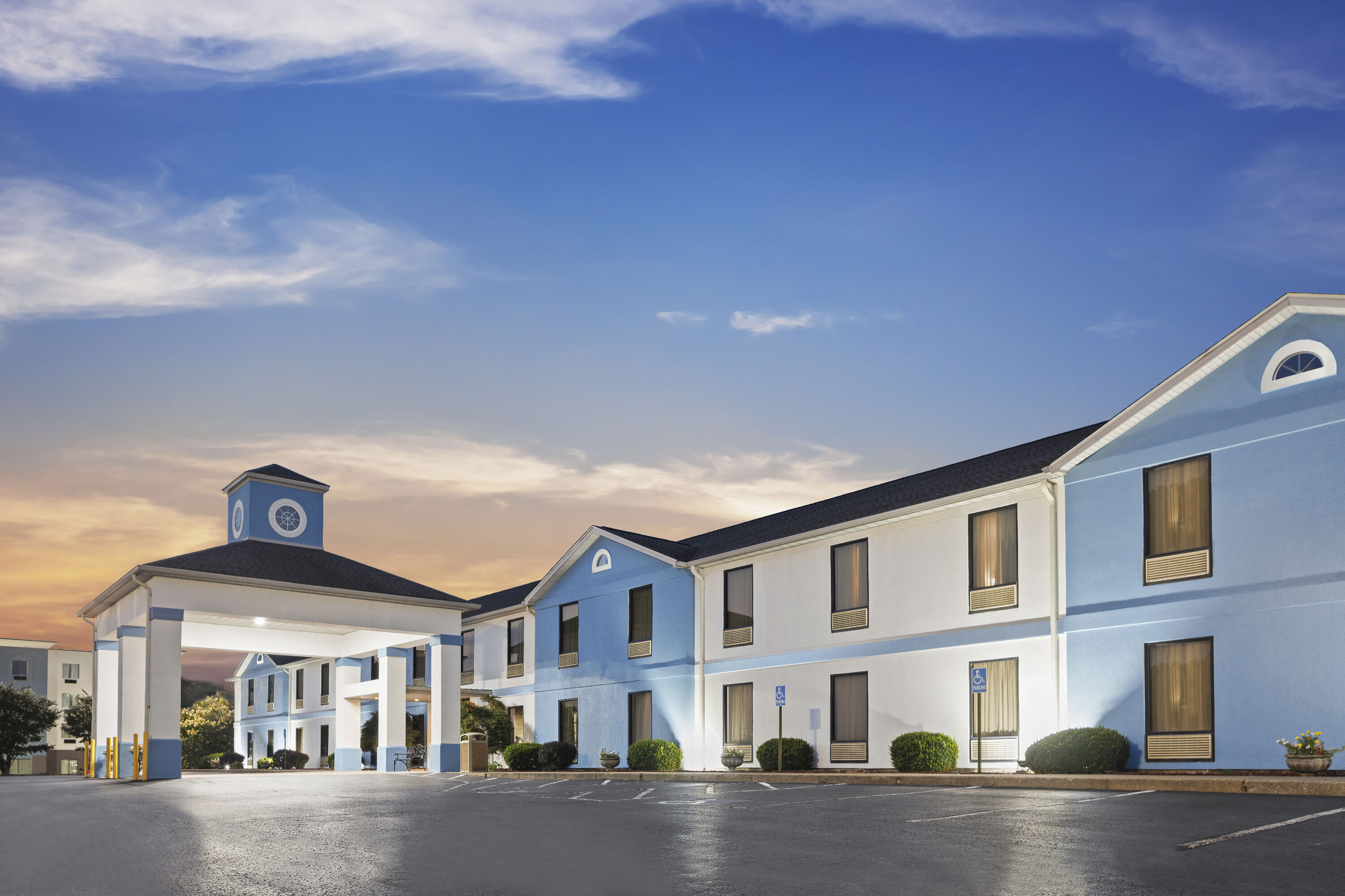 Exterior Dusk Image of Baymont by Wyndham Madisonville hotel in Madisonville, Kentucky