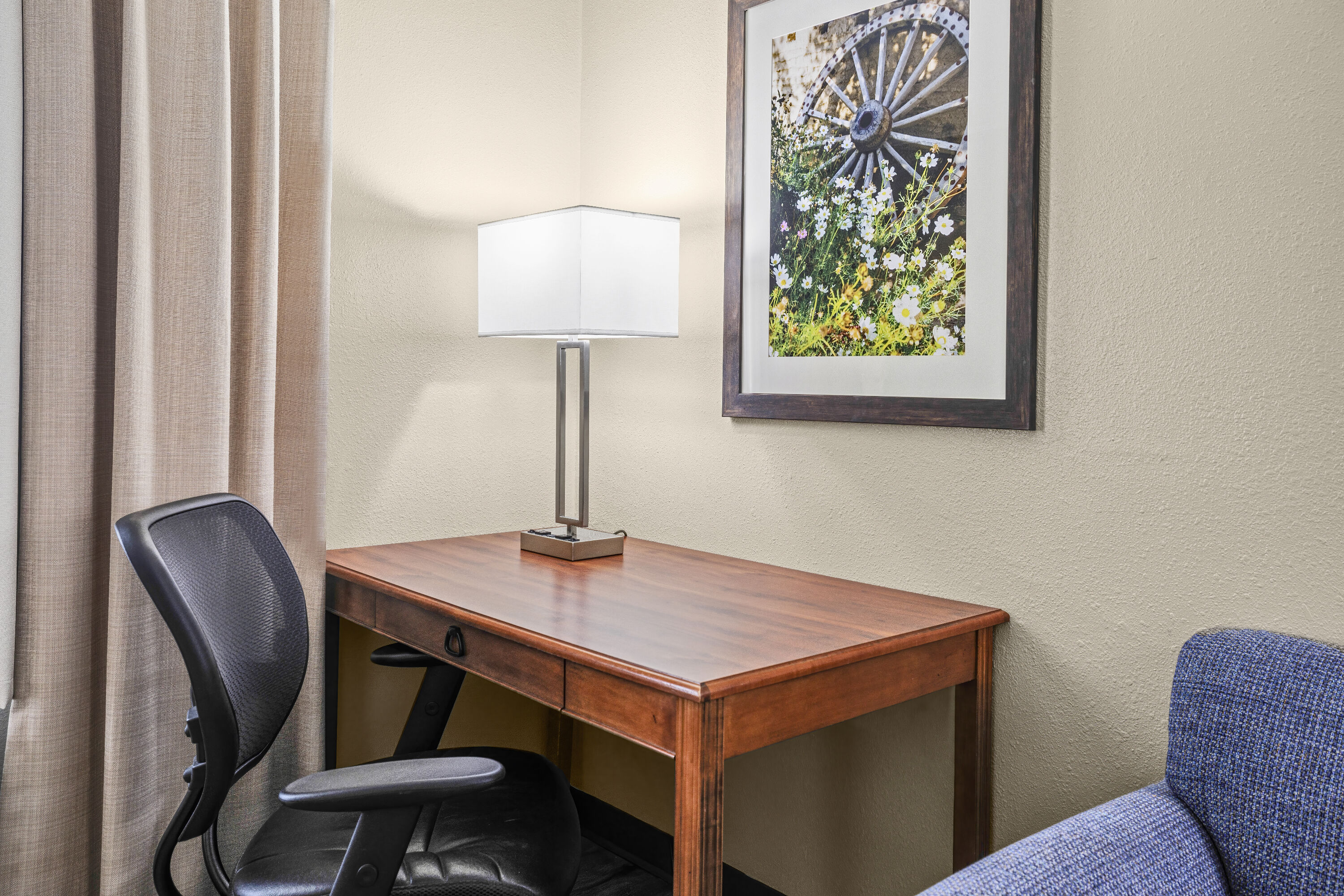 King bed guest room at the Baymont by Wyndham Madisonville in Madisonville, Kentucky