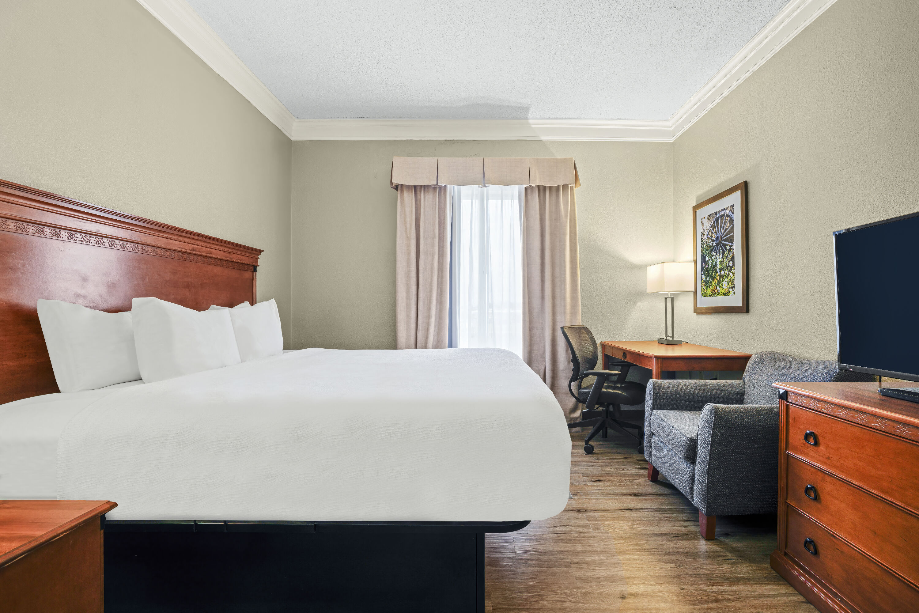 King bed guest room at the Baymont by Wyndham Madisonville in Madisonville, Kentucky