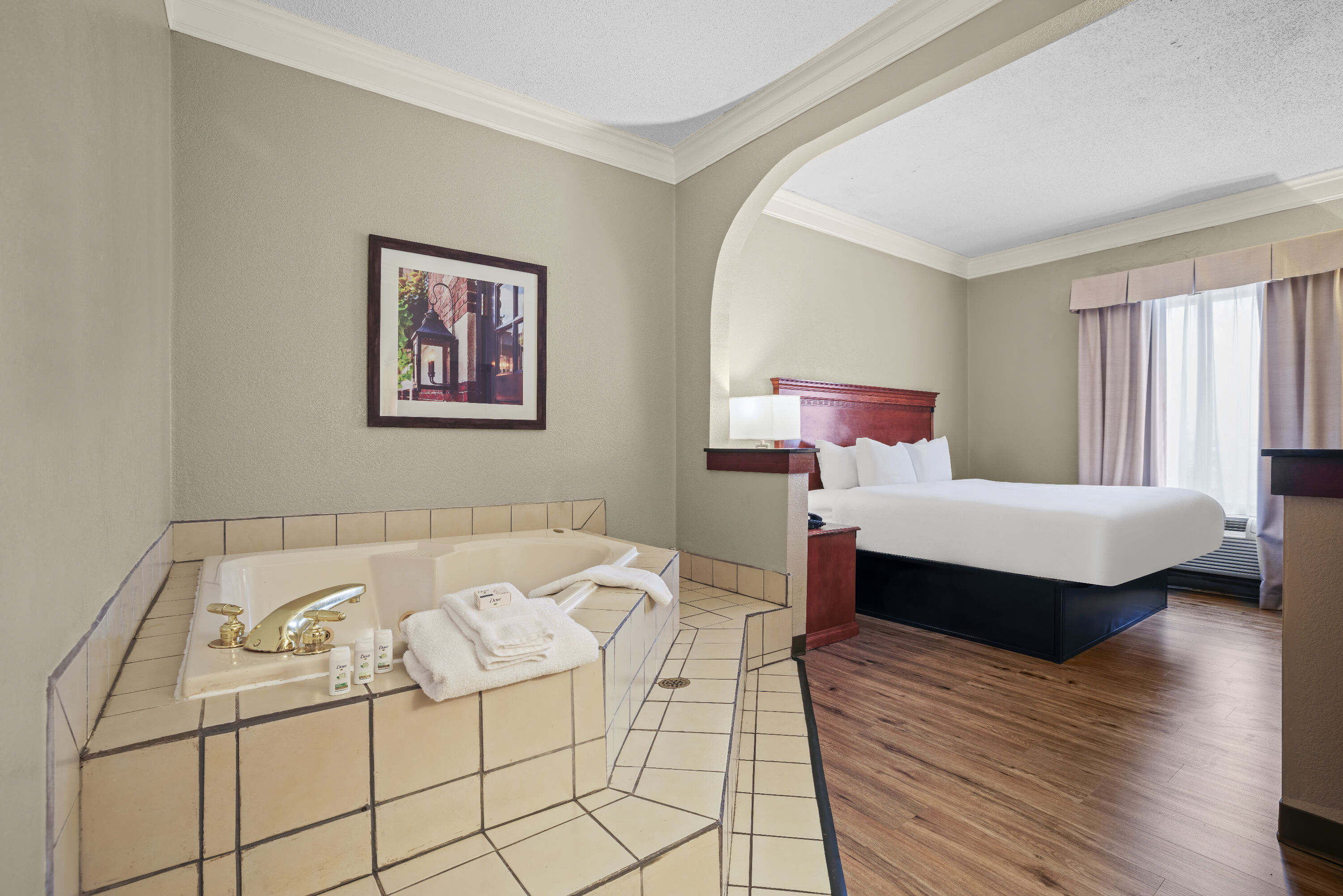 King bed guest room at the Baymont by Wyndham Madisonville in Madisonville, Kentucky