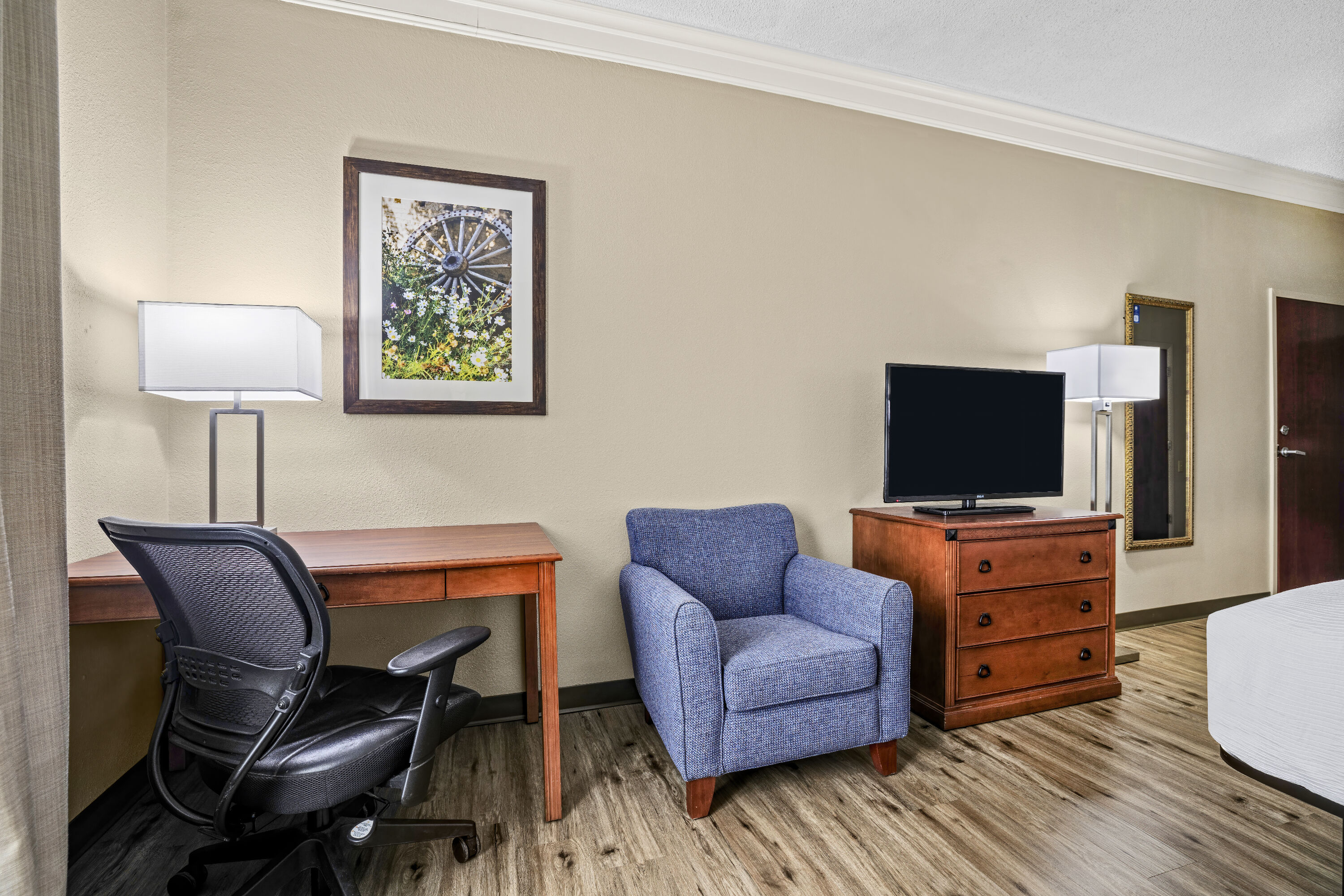 King bed guest room at the Baymont by Wyndham Madisonville in Madisonville, Kentucky