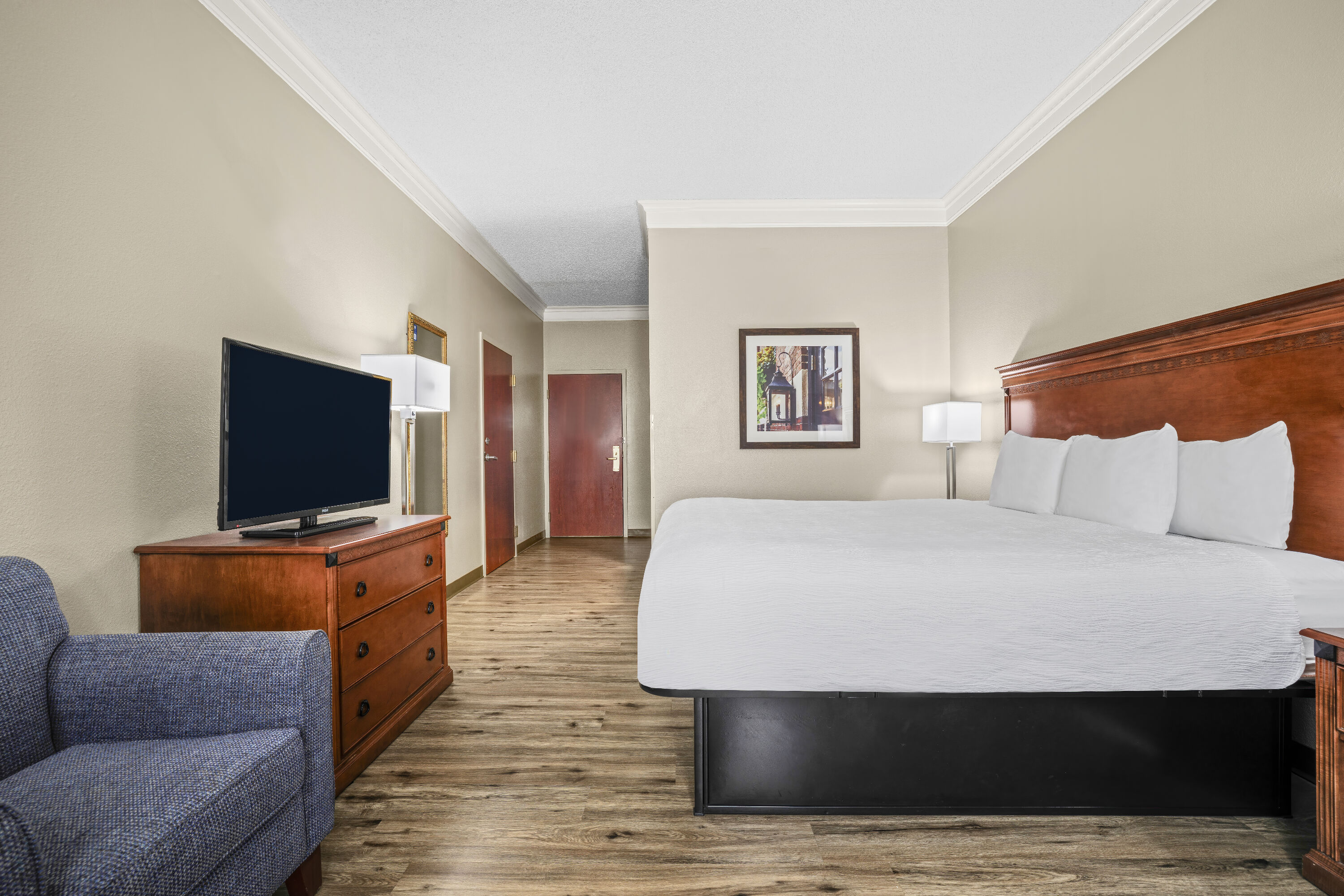 King bed guest room at the Baymont by Wyndham Madisonville in Madisonville, Kentucky