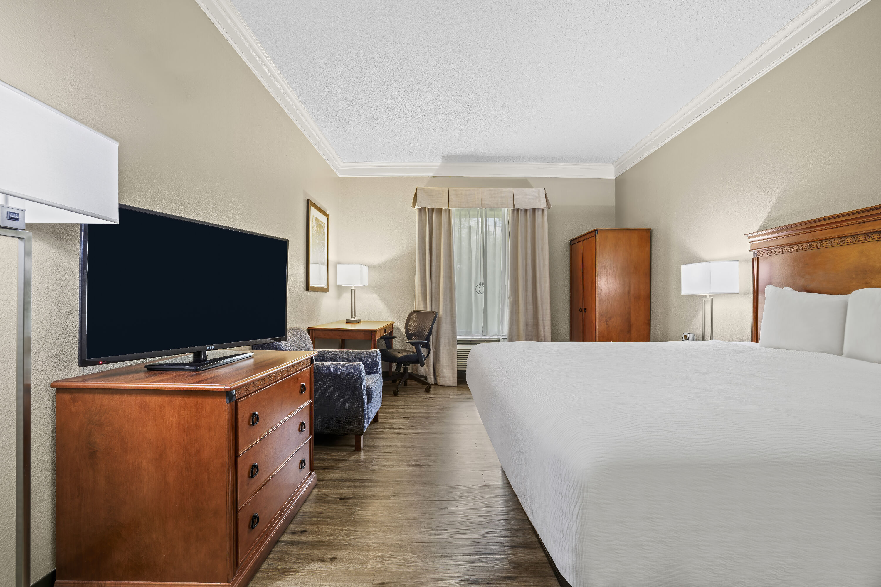 King bed guest room at the Baymont by Wyndham Madisonville in Madisonville, Kentucky