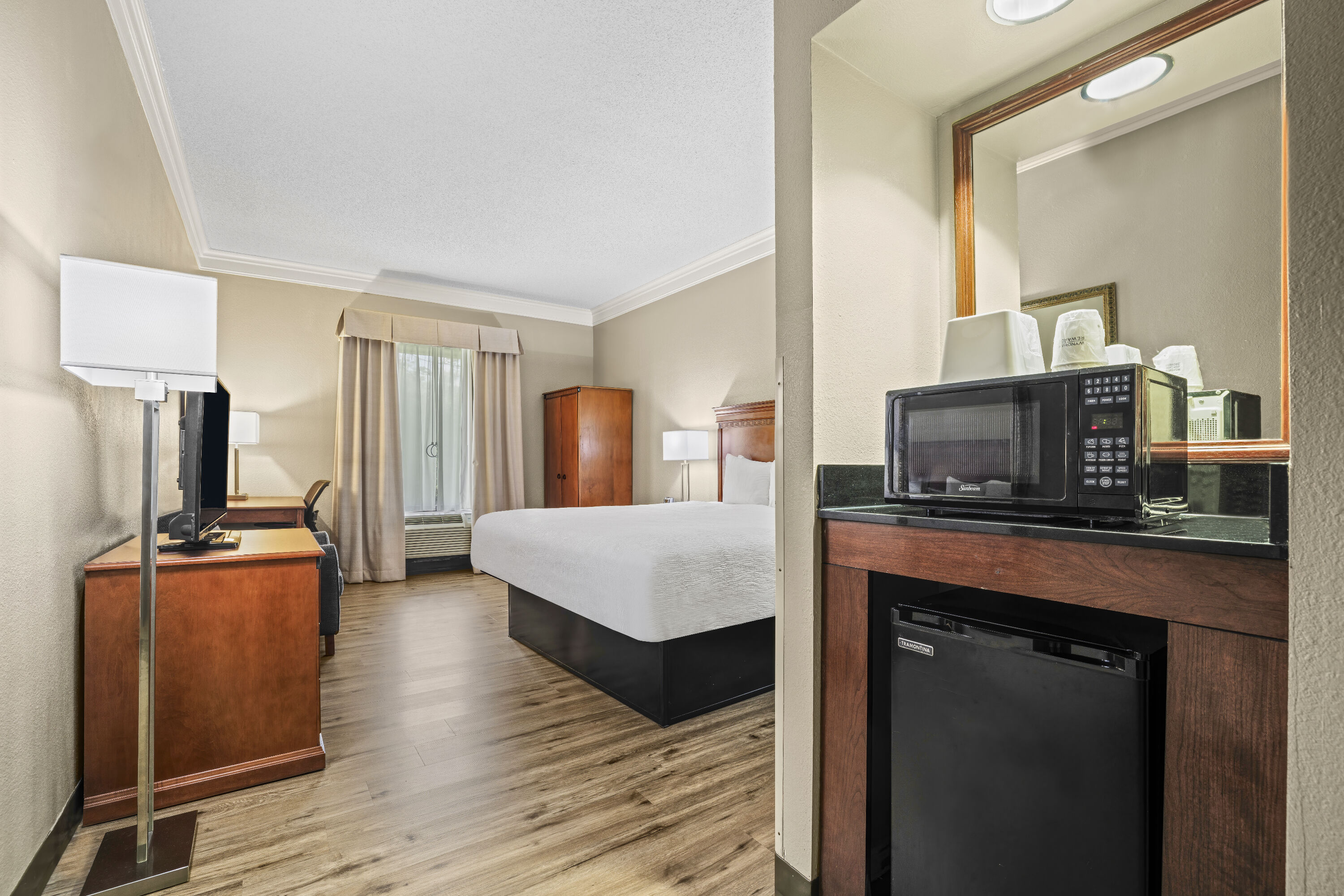 King bed guest room at the Baymont by Wyndham Madisonville in Madisonville, Kentucky