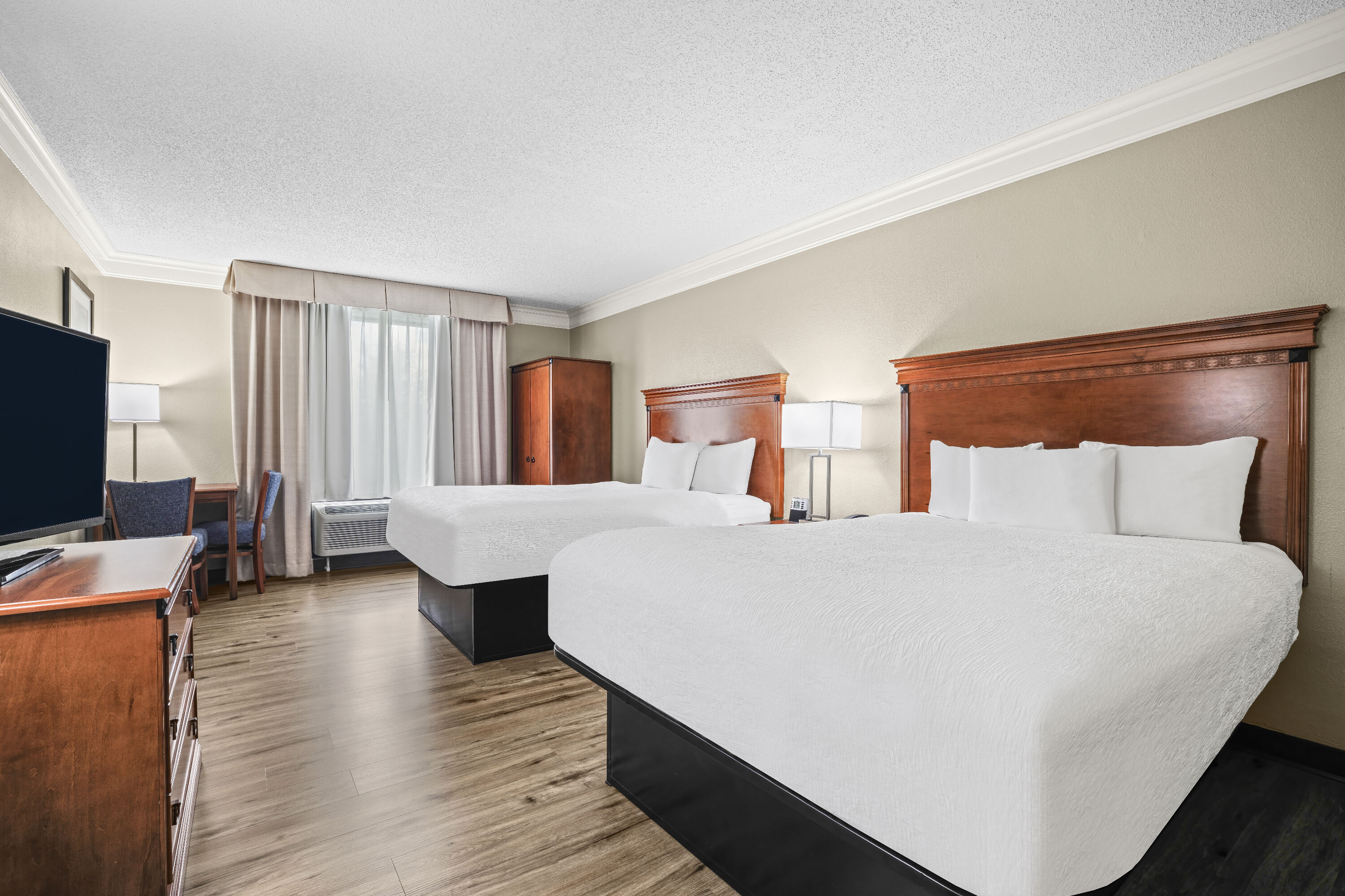 Queen bed guest room at the Baymont by Wyndham Madisonville in Madisonville, Kentucky