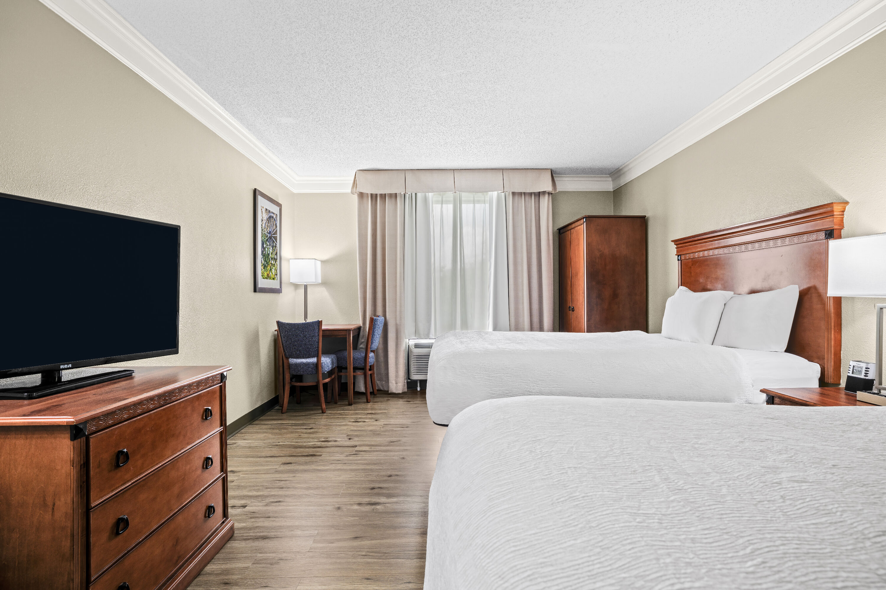 Queen bed guest room at the Baymont by Wyndham Madisonville in Madisonville, Kentucky
