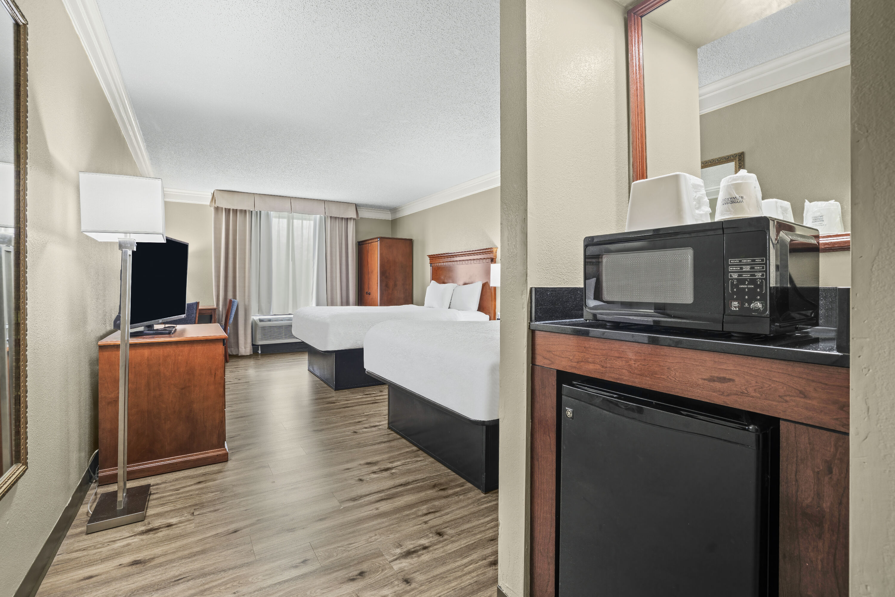 Queen bed guest room at the Baymont by Wyndham Madisonville in Madisonville, Kentucky