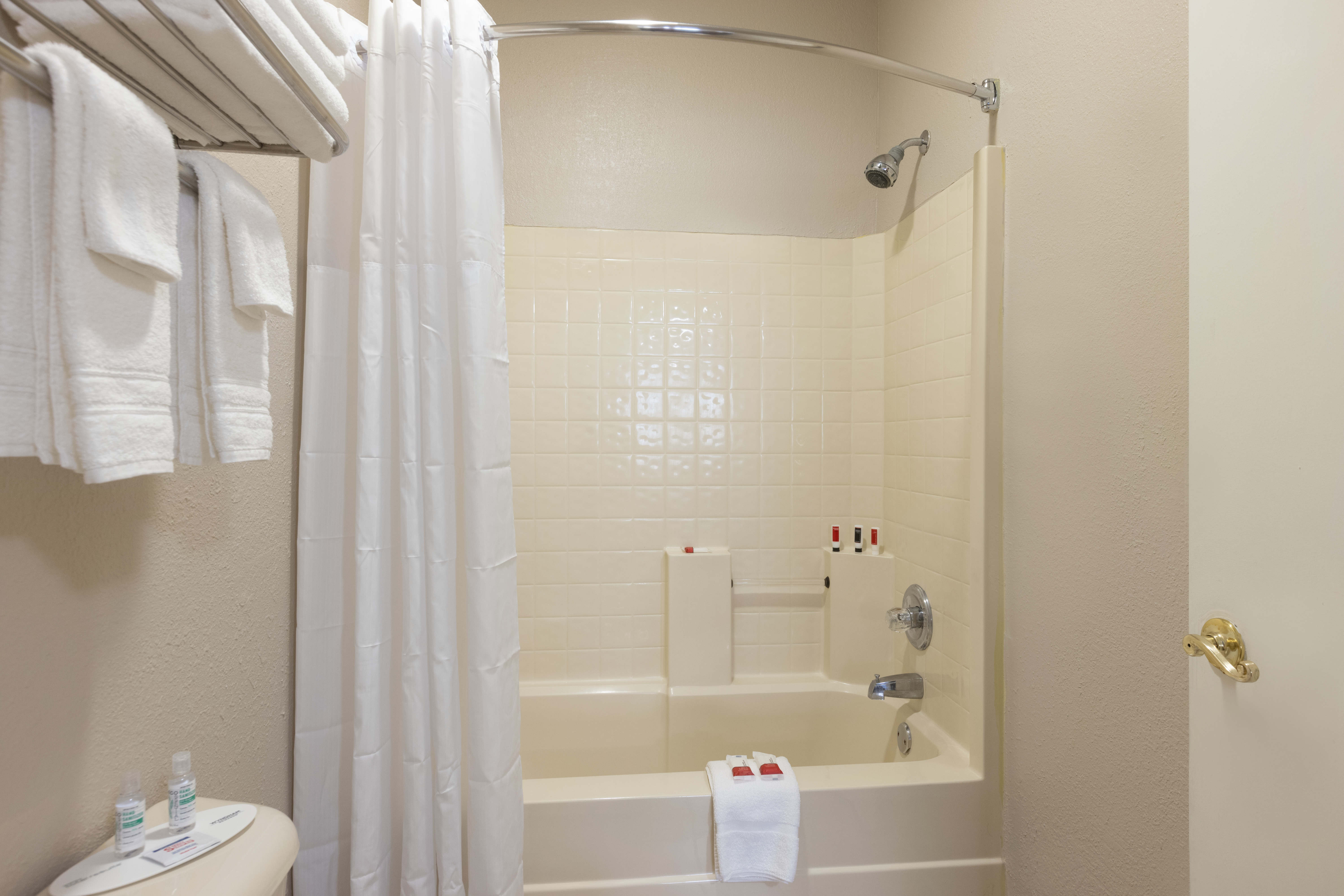 Guest room bath at the Baymont by Wyndham Winchester in Winchester, Kentucky