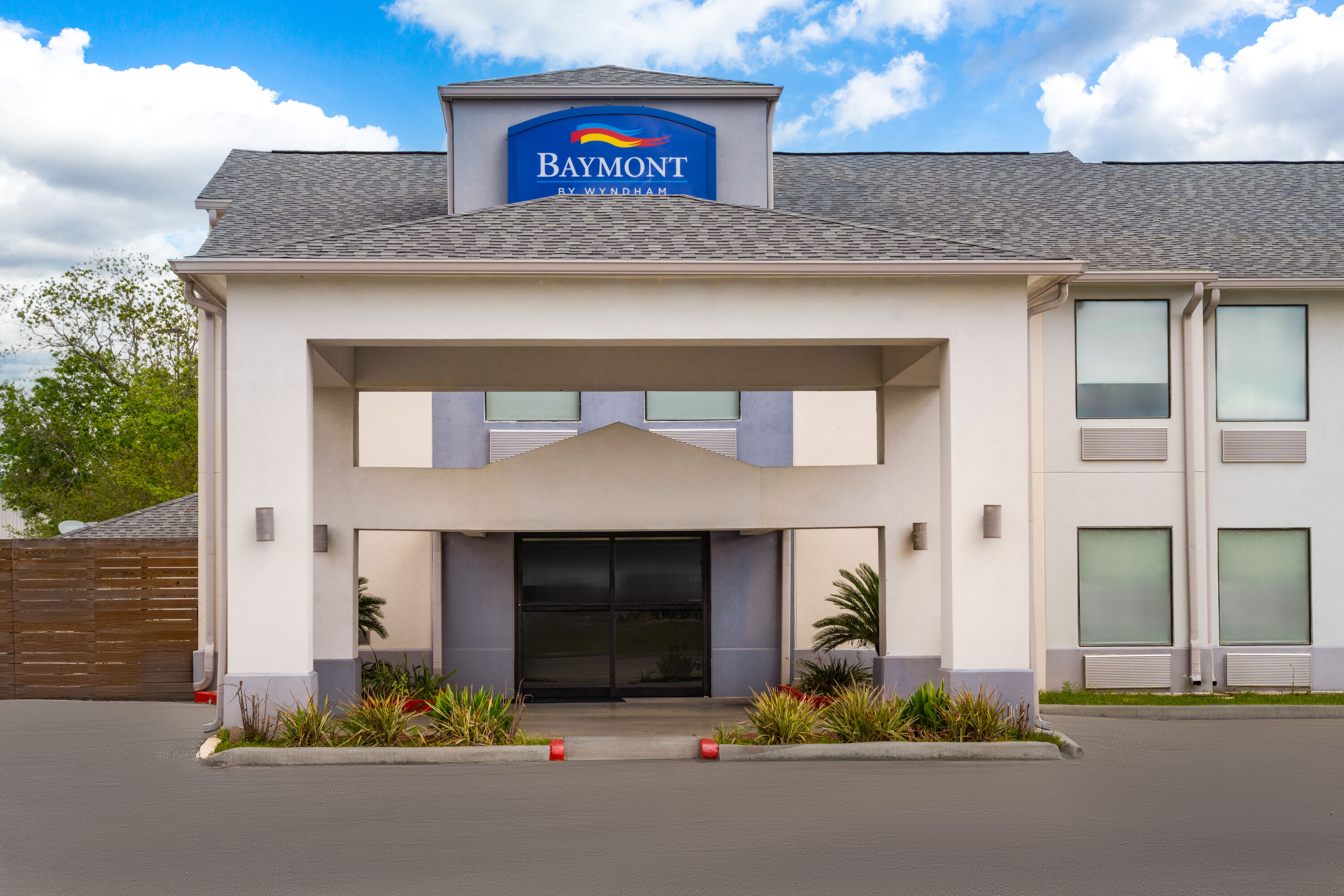 Exterior Day Image of Baymont by Wyndham Iowa Lake Charles hotel in Iowa, Louisiana