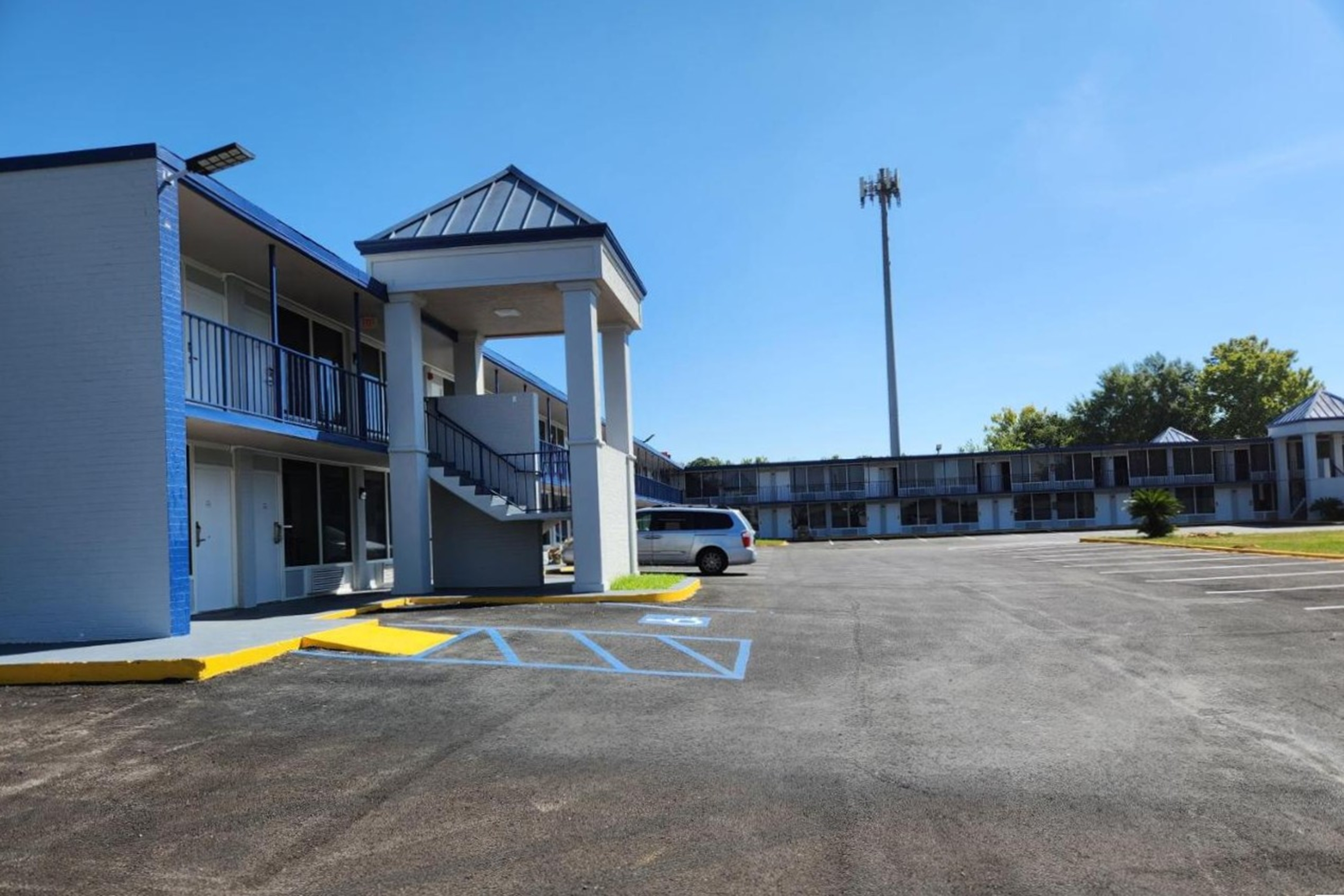 Exterior of Baymont by Wyndham Lafayette hotel in Lafayette, Louisiana