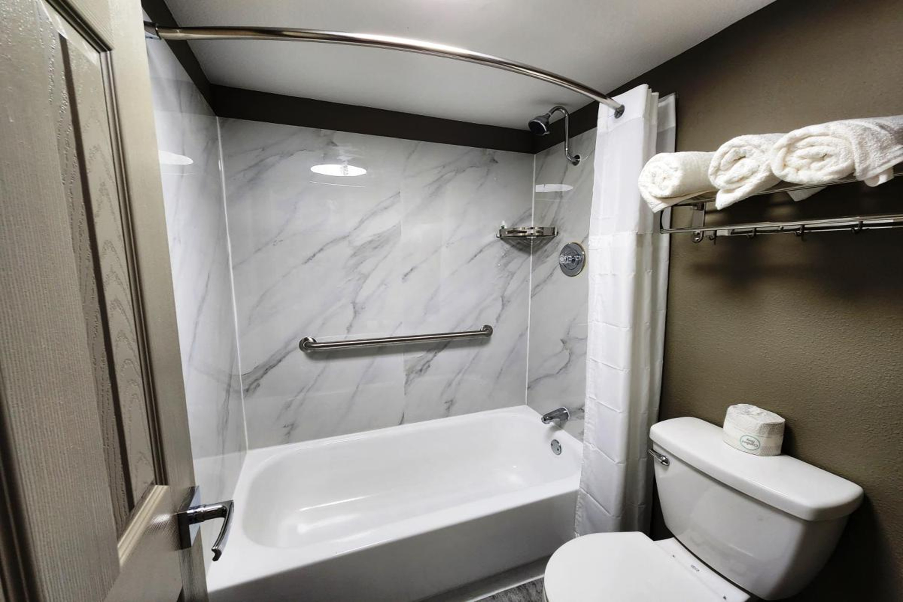Guest room bath at the Baymont by Wyndham Lafayette in Lafayette, Louisiana