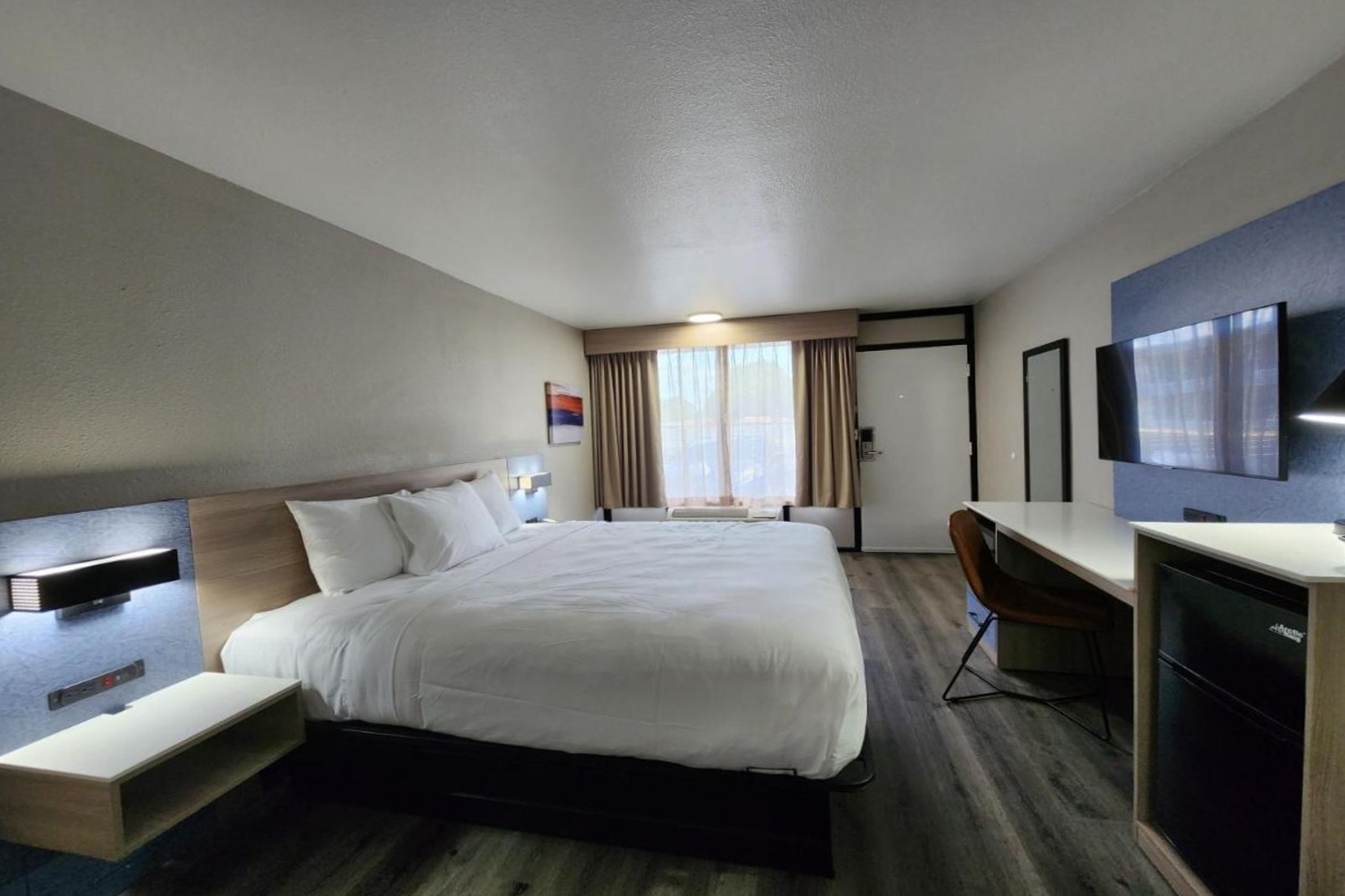 Guest room at the Baymont by Wyndham Lafayette in Lafayette, Louisiana