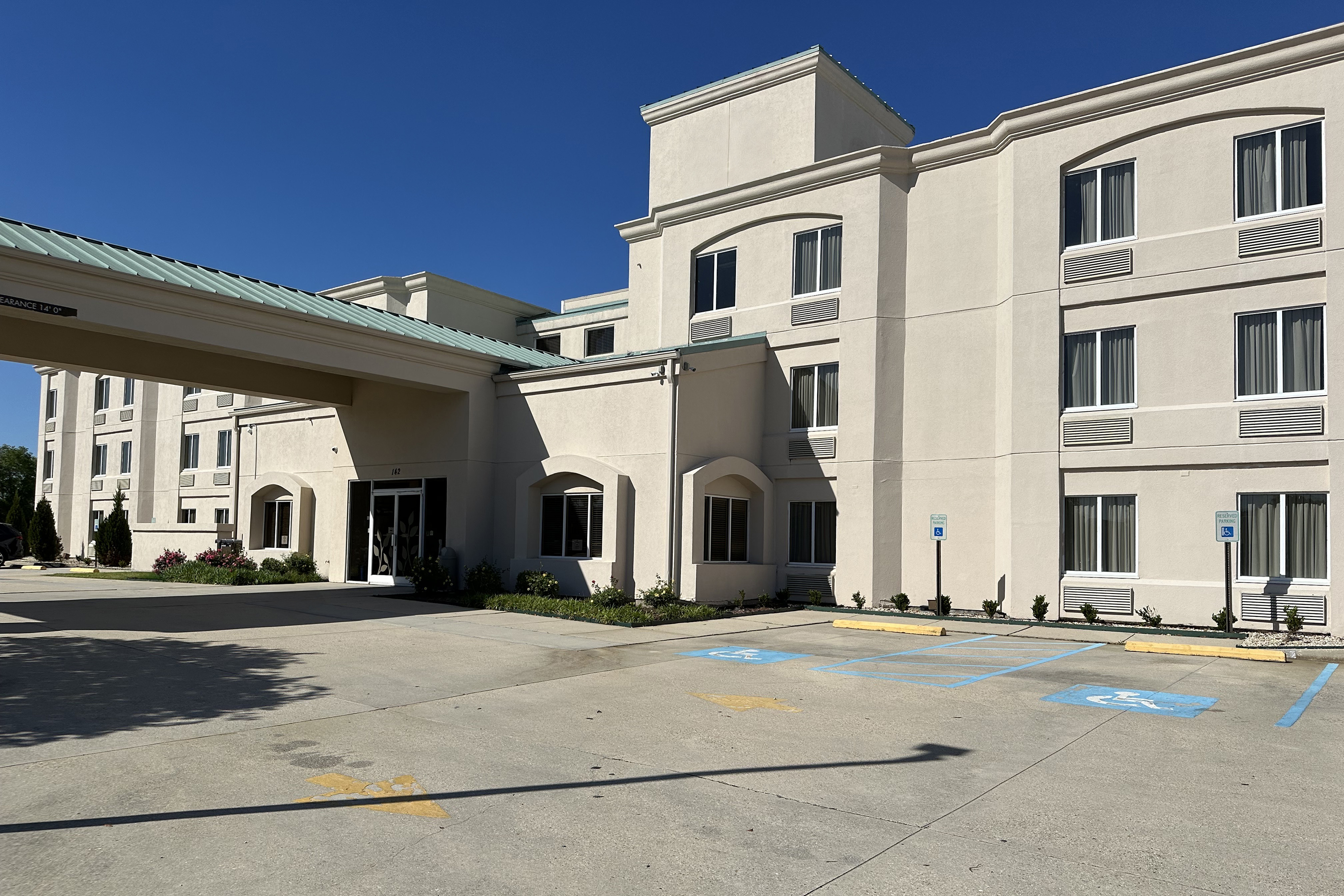 Exterior of Baymont by Wyndham Slidell hotel in Slidell, Louisiana