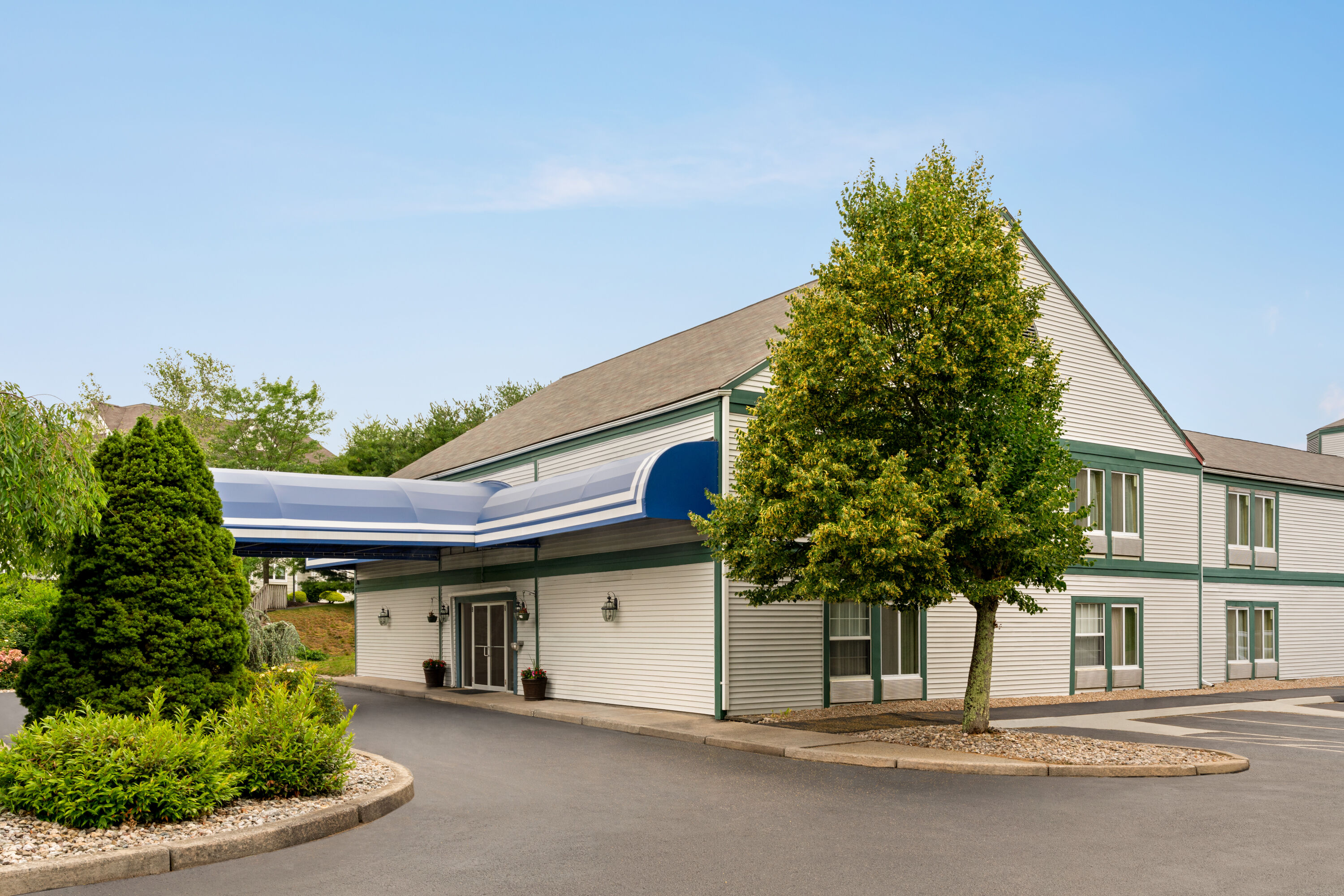 Exterior of Baymont by Wyndham North Dartmouth / Fall River hotel in North Dartmouth, Massachusetts