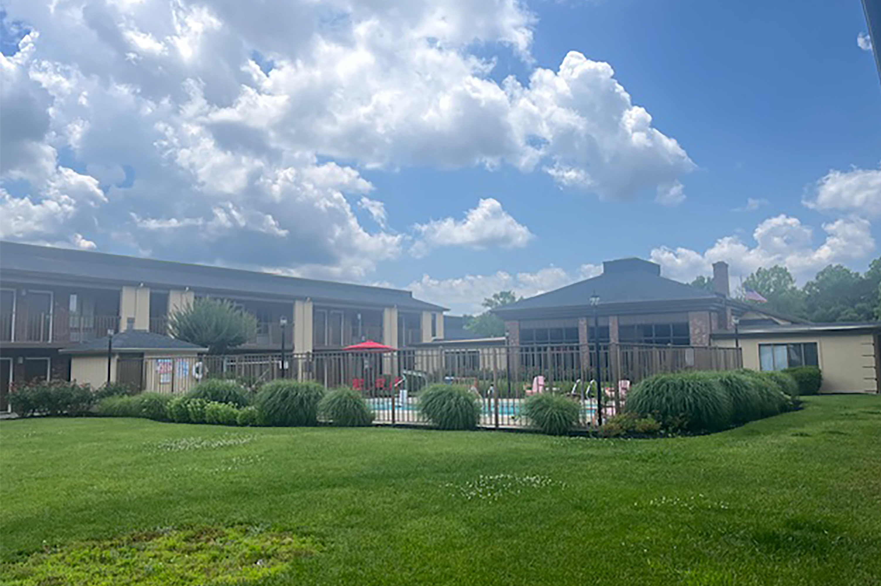 Exterior of Baymont by Wyndham Easton hotel in Easton, Maryland