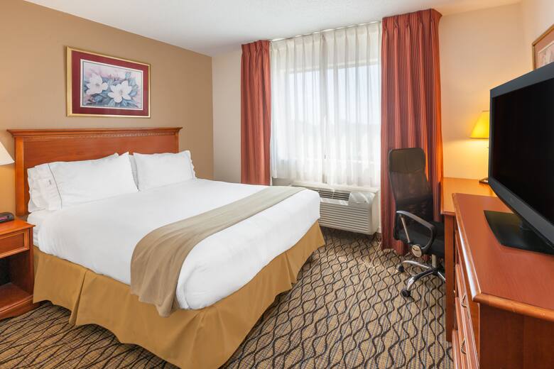 Baymont Inn Suites Chelsea Hotels Mi 48118 1450 Guest Room At The Baymont Inn Suites Chelsea In Michigan