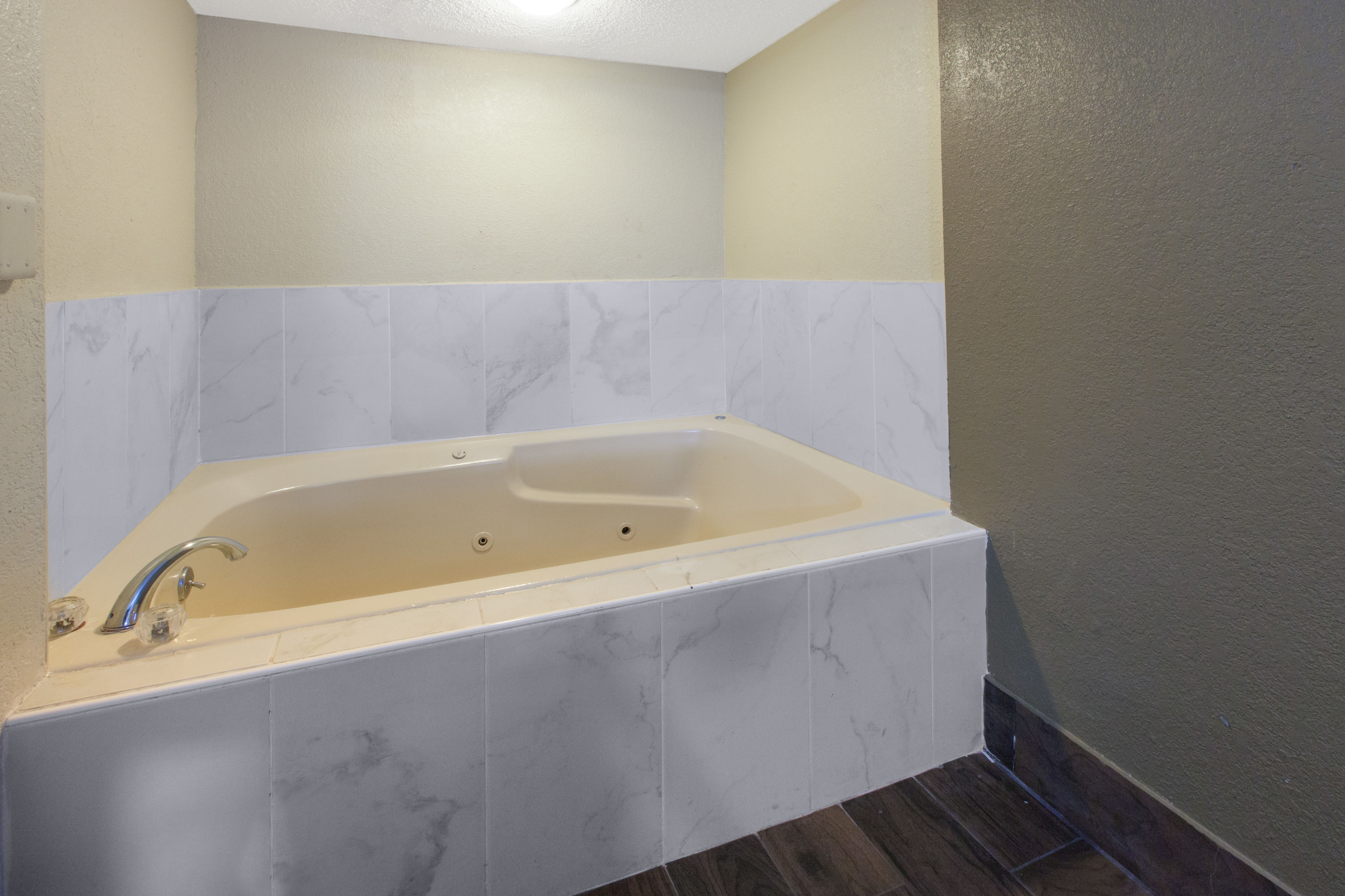 Guest room bath at the Baymont by Wyndham Downtown Detroit in Detroit, Michigan